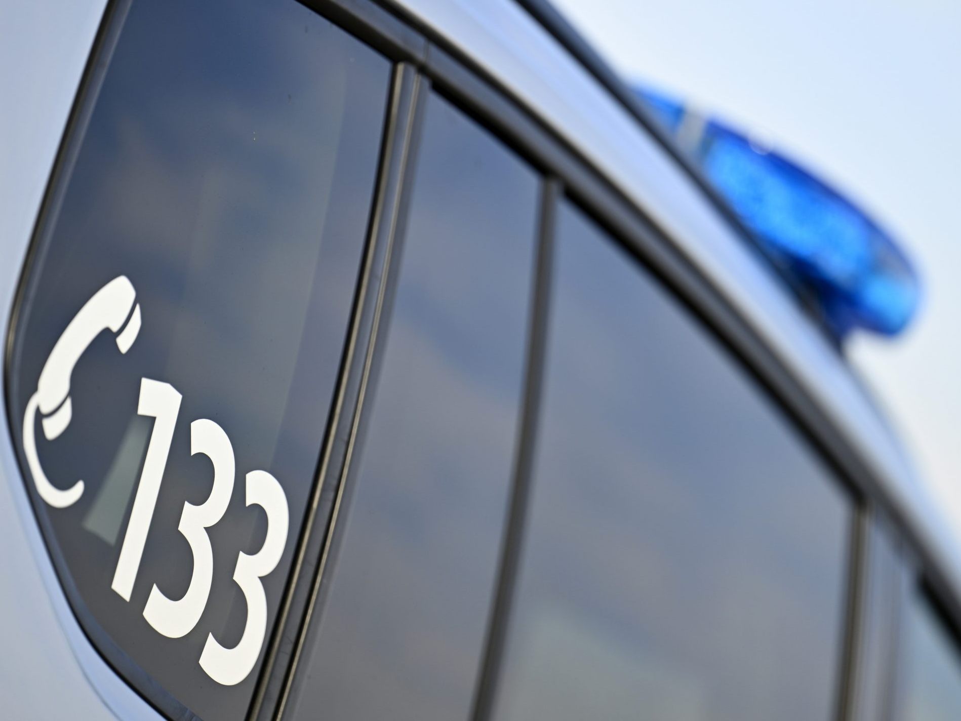Die alarmierte Polizei verhaftete eine 19-Jährige. Die alarmierte Polizei verhaftete eine 19-Jährige.