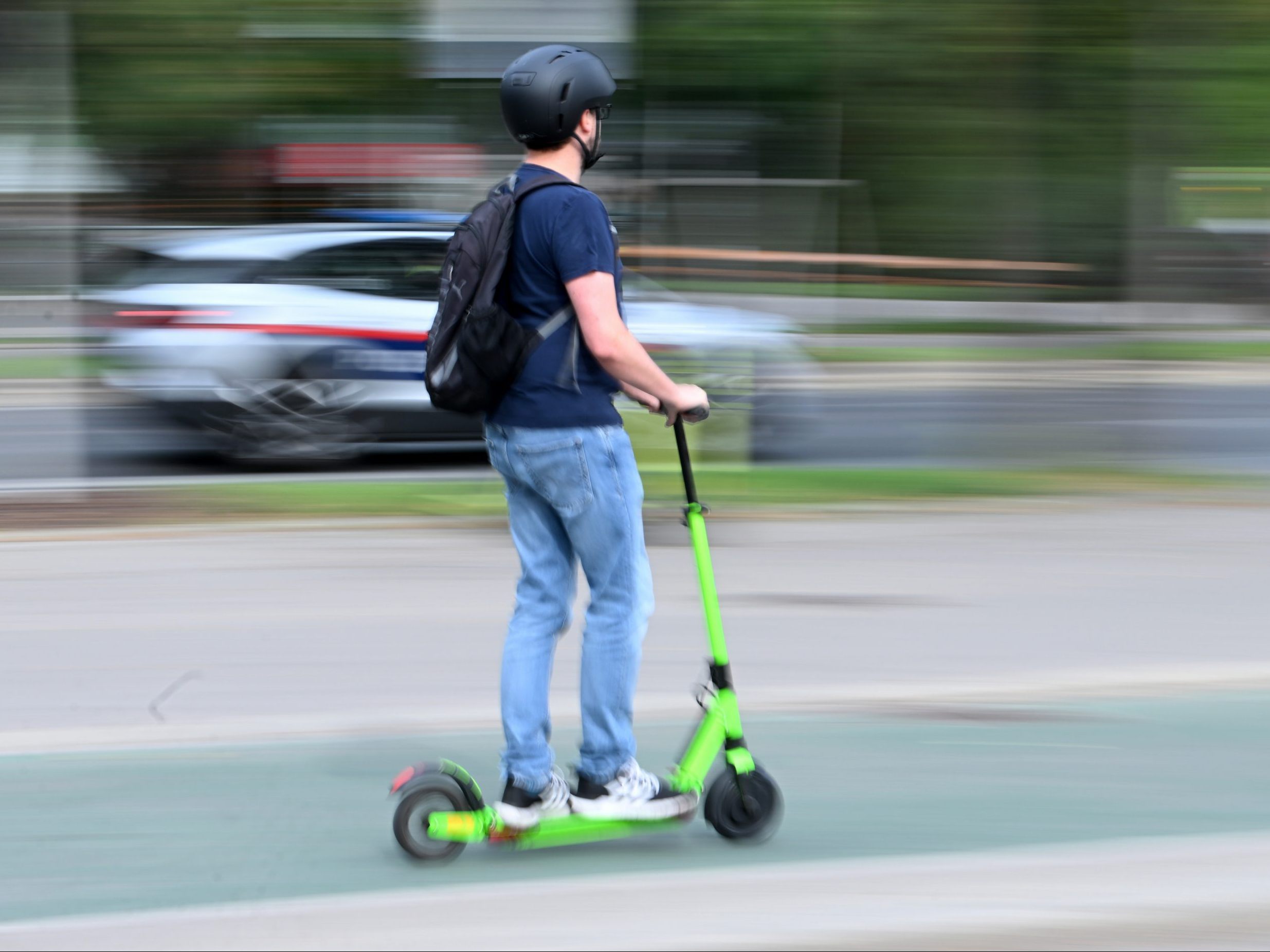 Nur zwölf Prozent der E-Scooter-Fahrer sind laut ÖAMTC mit Helm unterwegs.