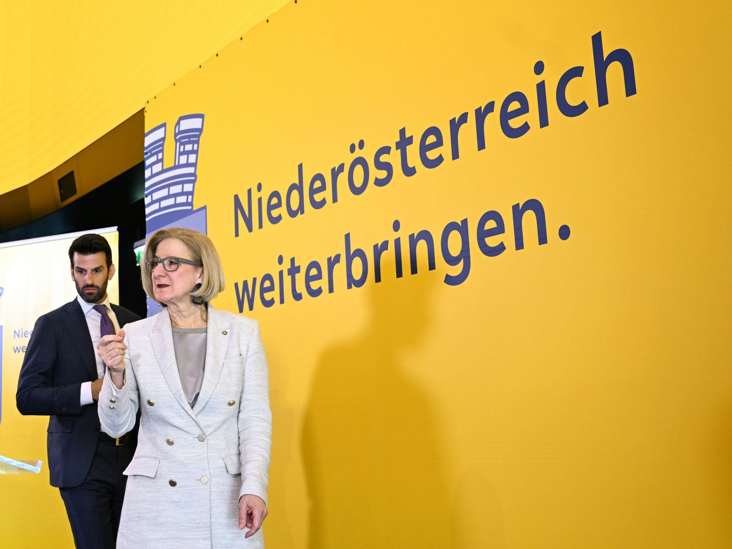 Die eigene Gemeinde sei für viele Landsleute ein wichtiger Identitätsfaktor, so Niederösterreichs Landeschefin Mikl Leitner (vorne).