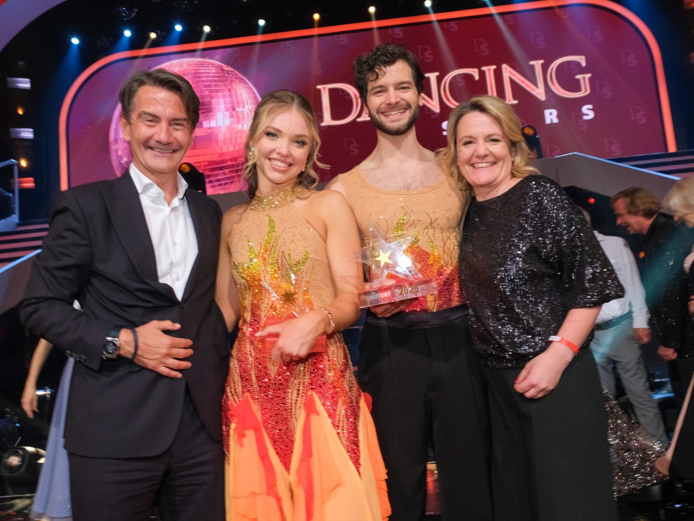 Aaron Karl (zweiter von rechts) hatte im Finale von "Dancing Stars" das bessere Ende für sich.