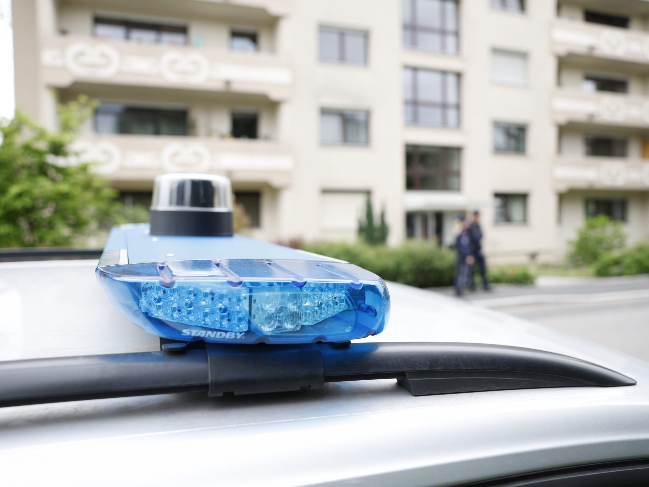 Ein Polizeiauto nach dem Tod einer Frau in Graz.