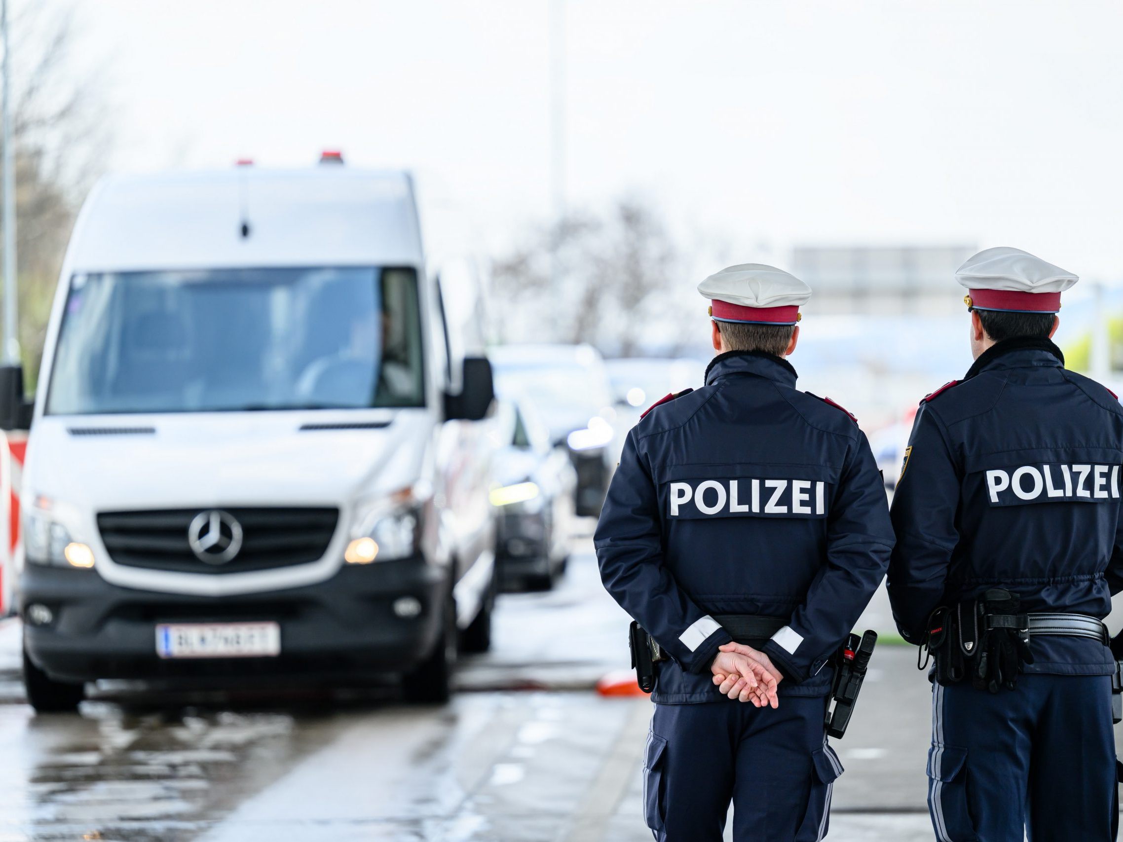 Polizisten im vergangenen April vor einem Seuchenteppich.