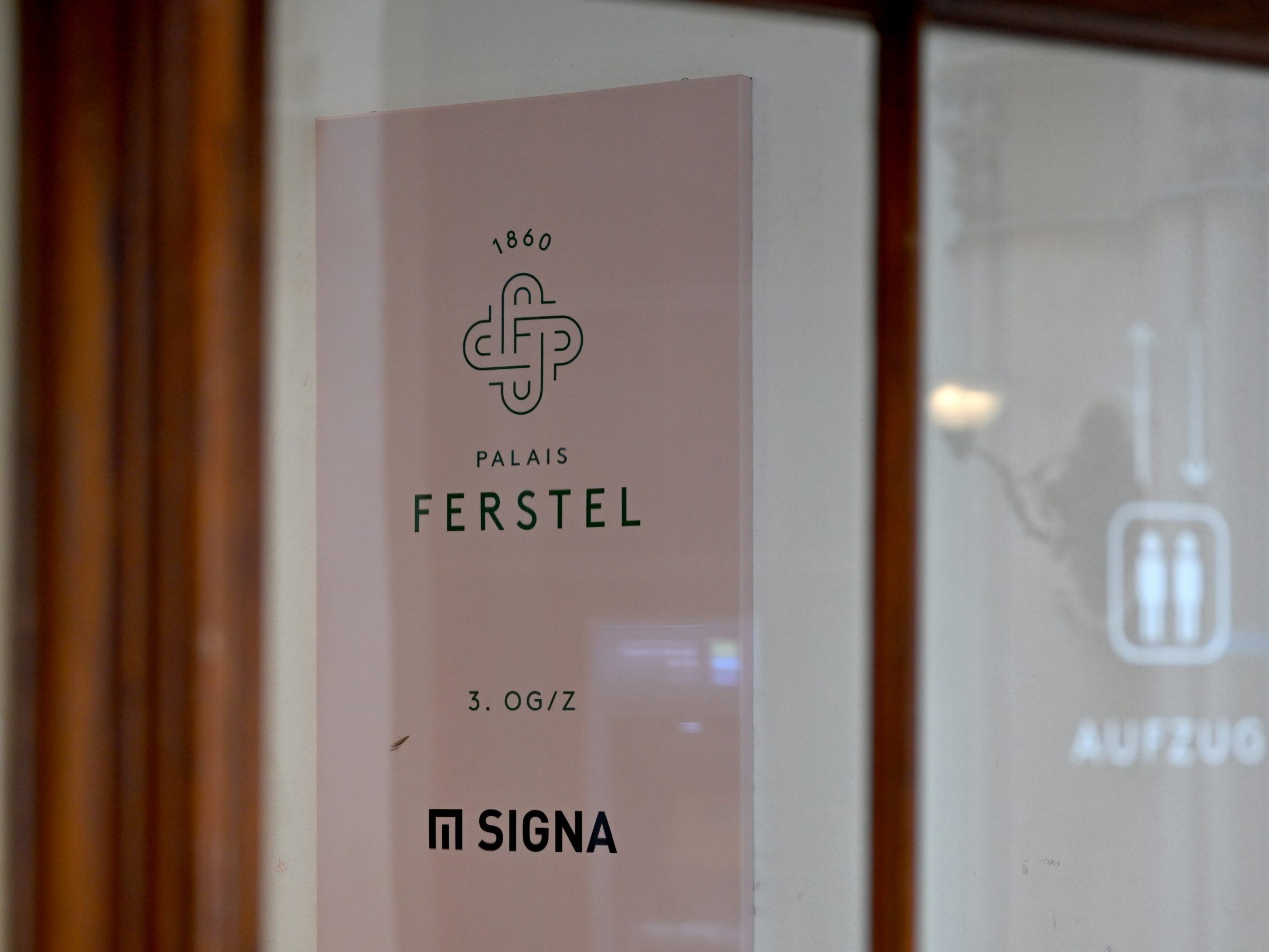 Ein Schild mit der Aufschrift "SIGNA".