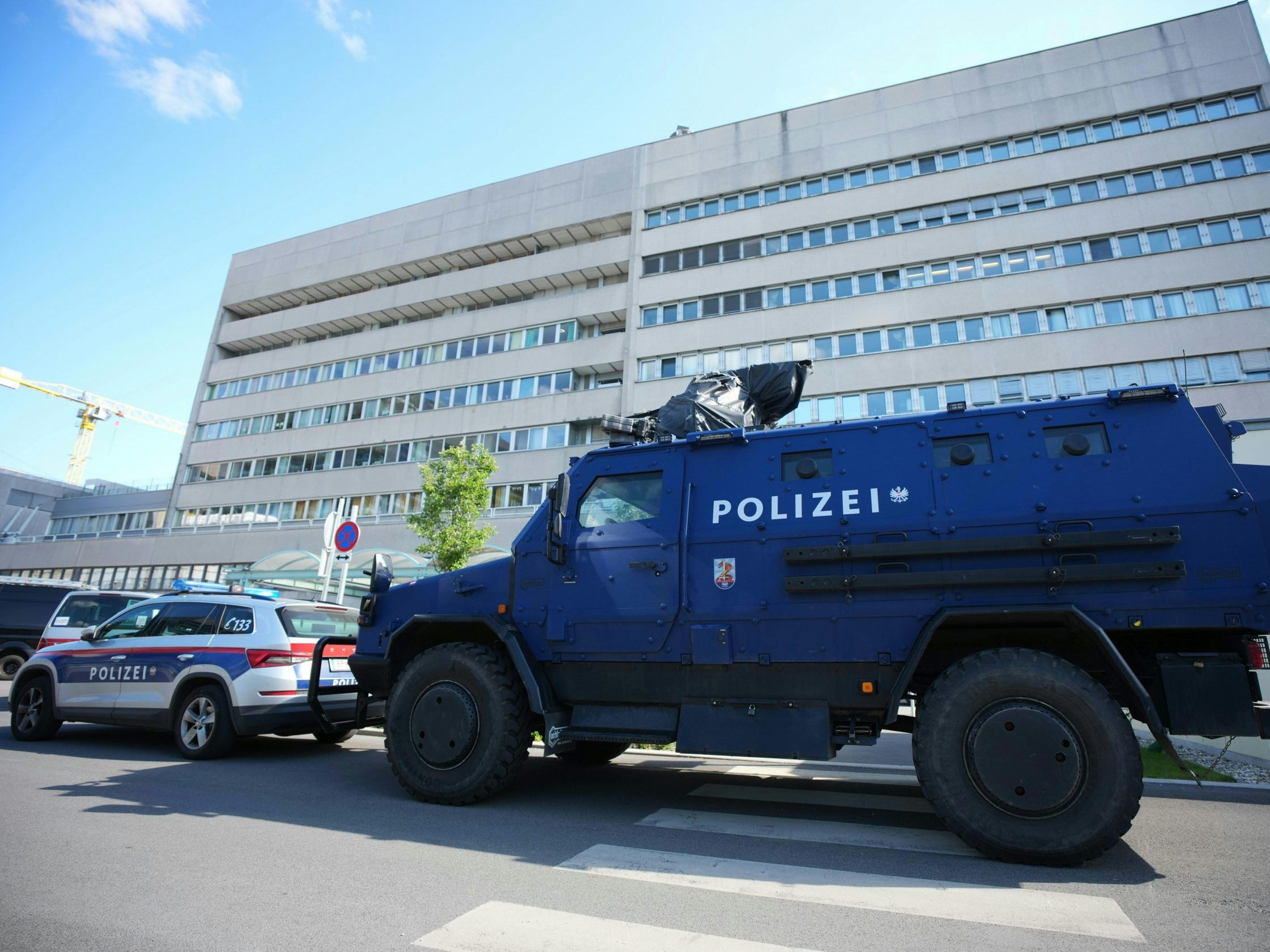 Ein Panzerfahrzeug der Polizei beim Wiener AKH.