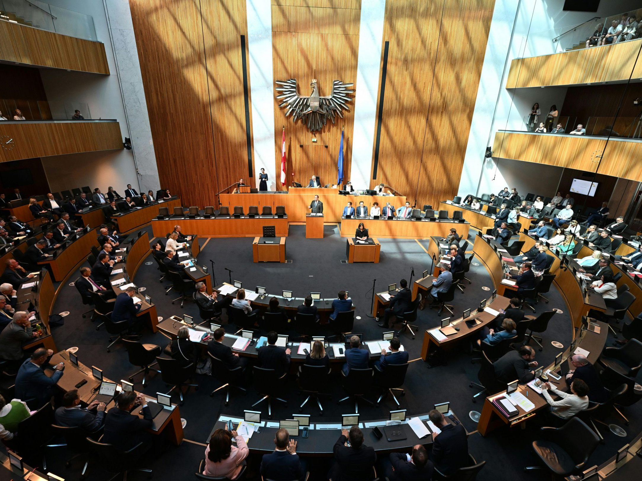 Die Budgetsanierung hat Donnerstagnachmittag im Nationalrat die nächste parlamentarische Hürde genommen. Die Budgetsanierung hat Donnerstagnachmittag im Nationalrat die nächste parlamentarische Hürde genommen.