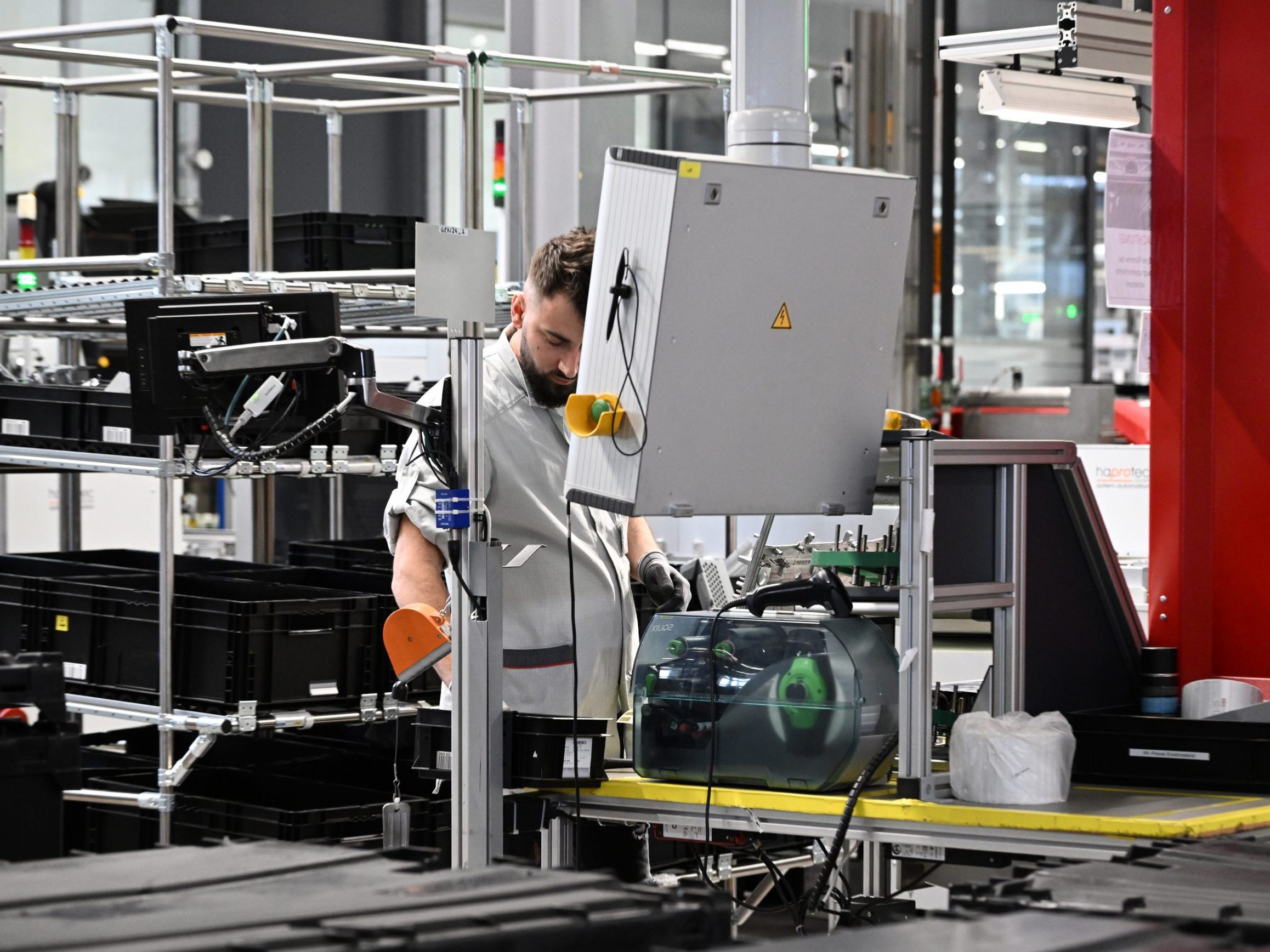 In den Verhandlungen über einen Elektroindustrie-KV sind bis Mittwoch zahlreiche Betriebsversammlungen geplant. In den Verhandlungen über einen Elektroindustrie-KV sind bis Mittwoch zahlreiche Betriebsversammlungen geplant.