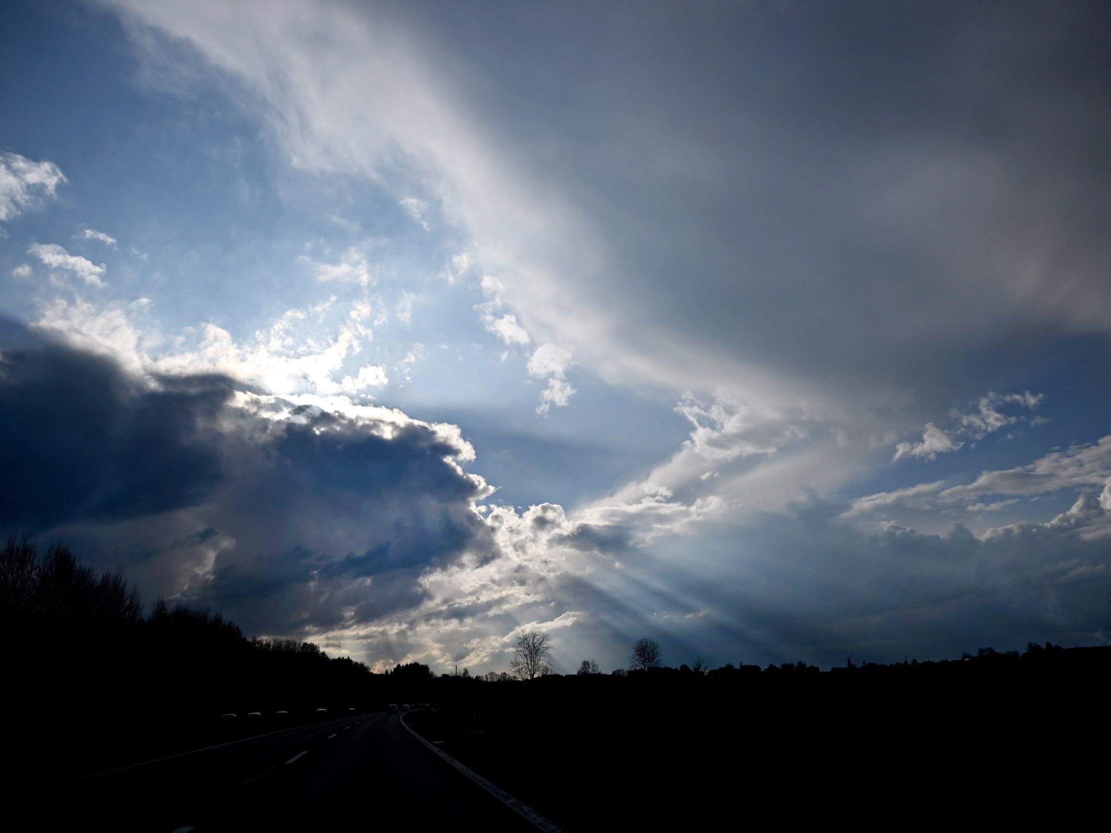 Wechselhaftes Wetter verabschiedet sich vorerst nicht.