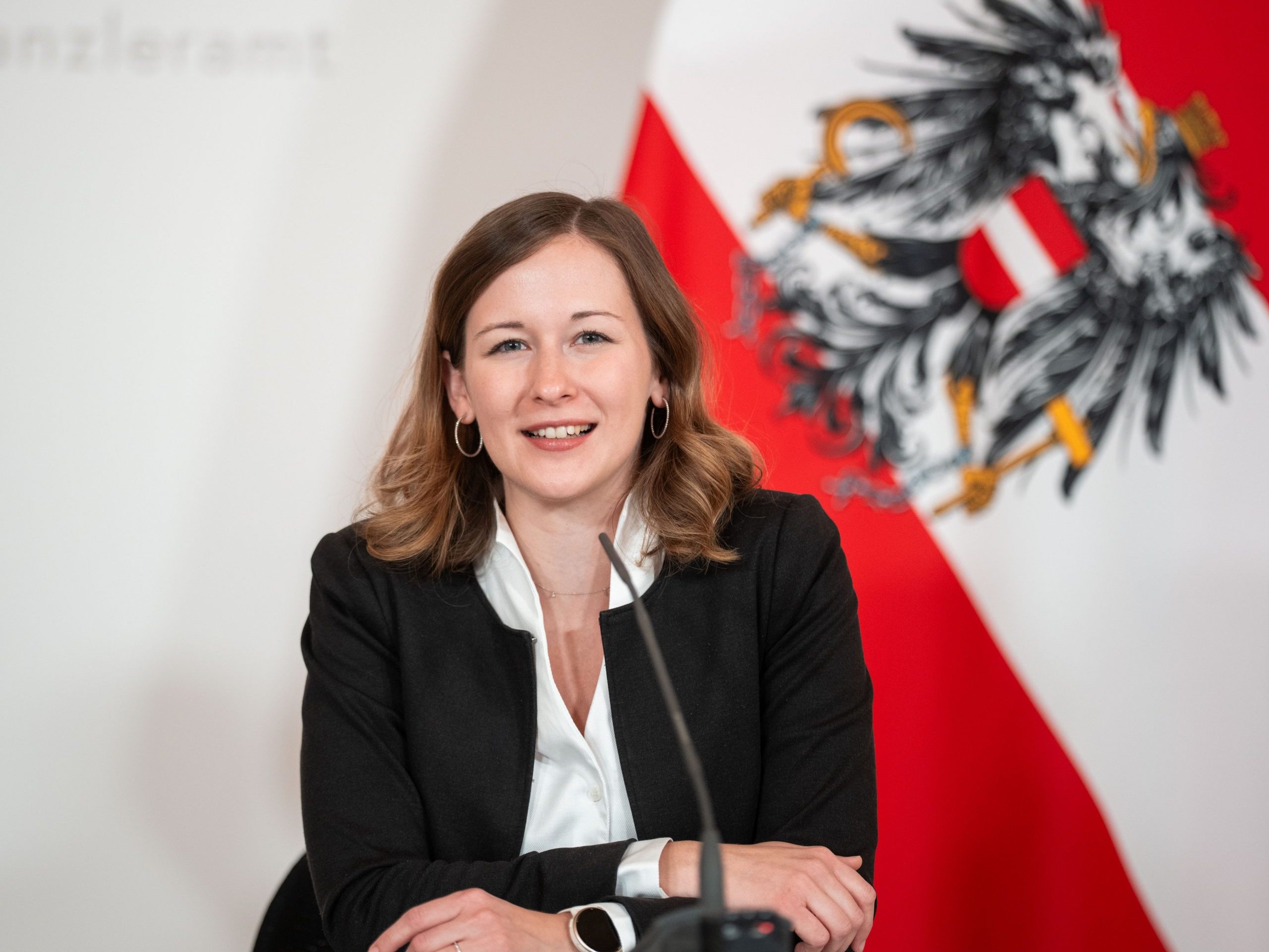 Das Pressefoyer nach dem Ministerrat findet unter anderem mit Bundesministerin Claudia Plakolm (ÖVP) statt.