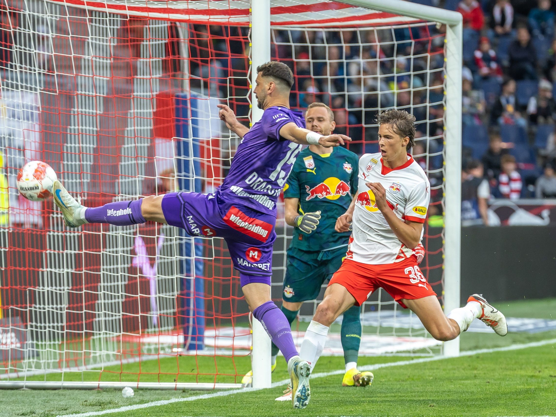 In Salzburg verloren die "Veilchen" mit 0:2 und fielen auf den zweiten Platz. In Salzburg verloren die "Veilchen" mit 0:2 und fielen auf den zweiten Platz.