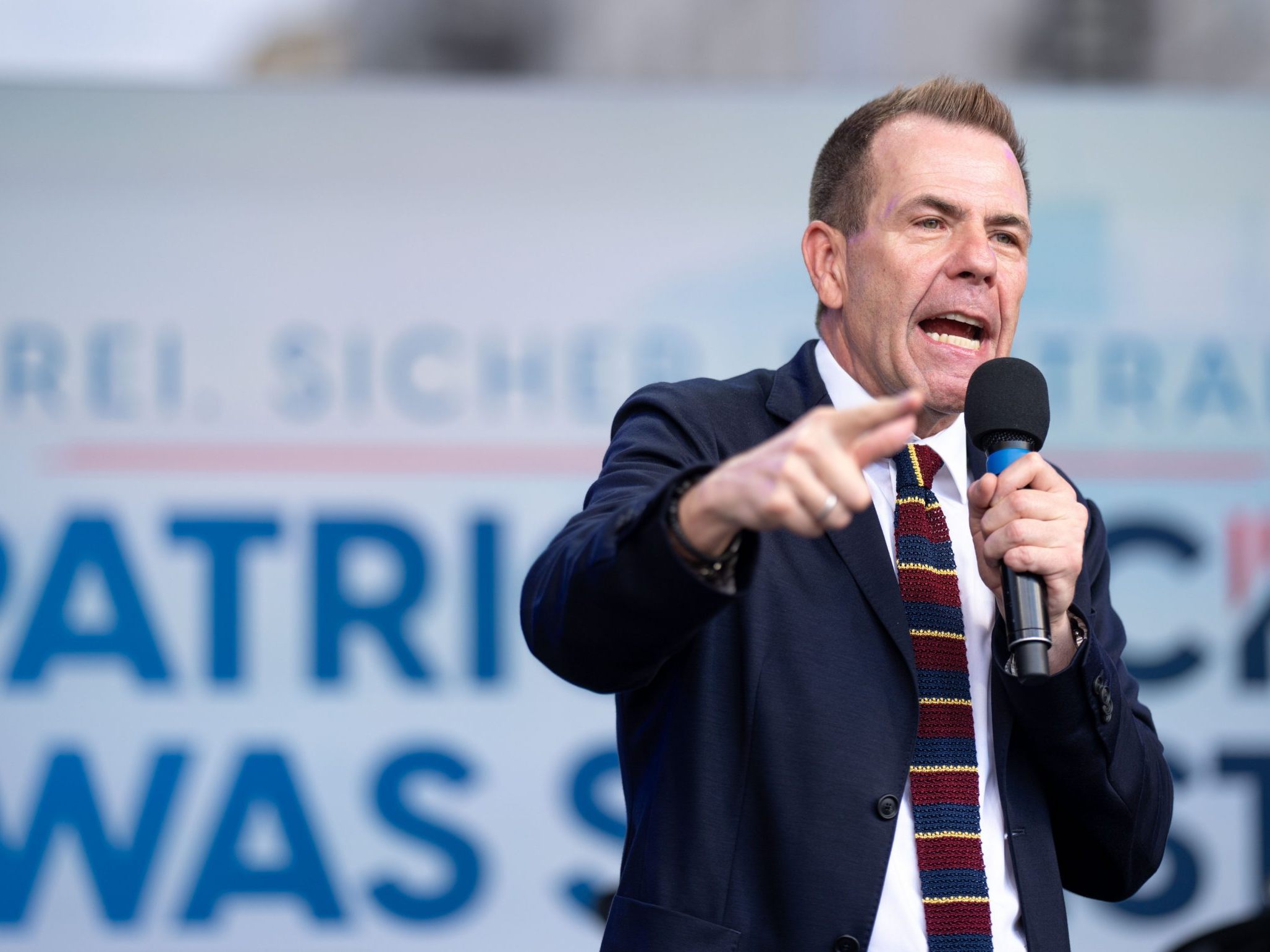 Die FPÖ spricht von „Geldverschwendung“ und fordert die Rückbesinnung auf europäische Prioritäten.