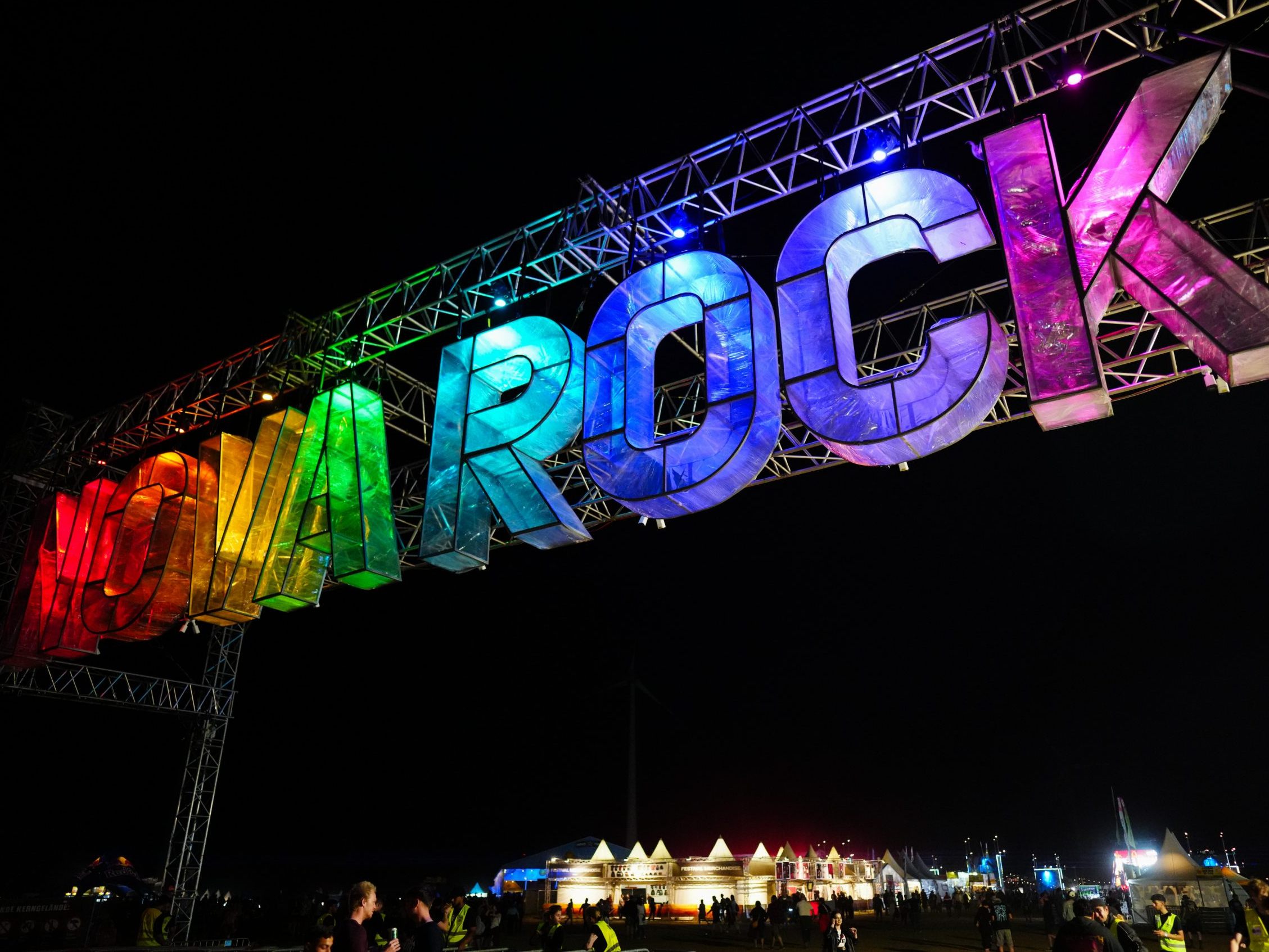 Beim Nova Rock 2025 zeigt sich die Red Stage in neuem Design. Beim Nova Rock 2025 zeigt sich die Red Stage in neuem Design.