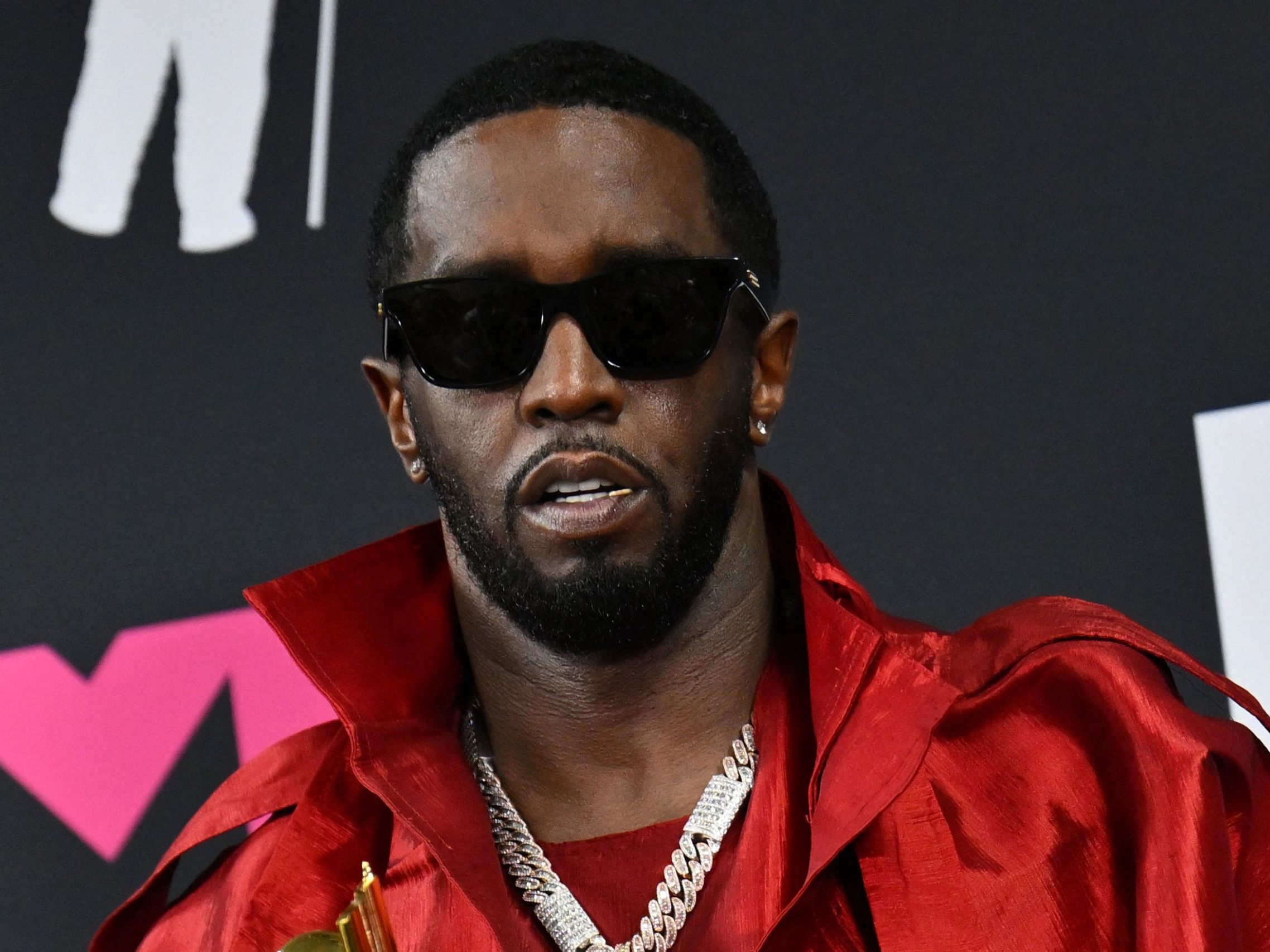 Der Rapper und Unternehmer Sean "Diddy" Combs muss sich ab dem 5. Mai vor einem Bundesgericht wegen Menschenhandels, sexueller Nötigung und organisierter Kriminalität verantworten. Der Rapper und Unternehmer Sean "Diddy" Combs muss sich ab dem 5. Mai vor einem Bundesgericht wegen Menschenhandels, sexueller Nötigung und organisierter Kriminalität verantworten.