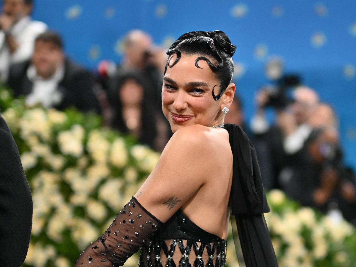 Dua Lipa überrascht ihre Fans und singt auf Deutsch. Dua Lipa überrascht ihre Fans und singt auf Deutsch.