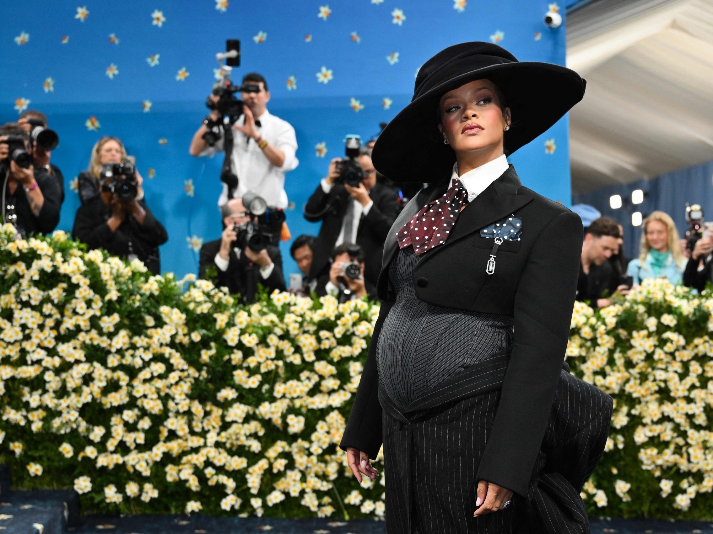 Popsängerin Rihanna überraschte bei der Met-Gala mit ihrer dritten Schwangerschaft. Popsängerin Rihanna überraschte bei der Met-Gala mit ihrer dritten Schwangerschaft.