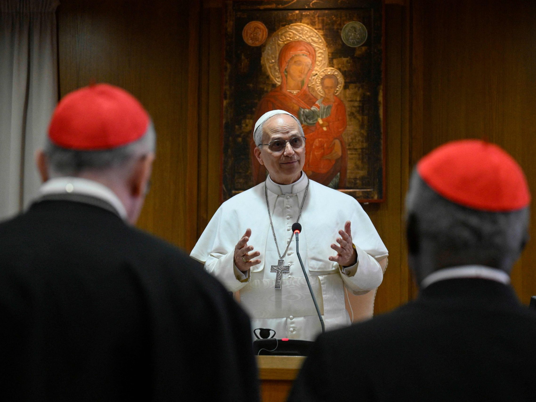 Auf das Treffen von Papst Leo mit den Kardinälen (im Bild) folgt am Sonntag das erste Mittagsgebet. Auf das Treffen von Papst Leo mit den Kardinälen (im Bild) folgt am Sonntag das erste Mittagsgebet.