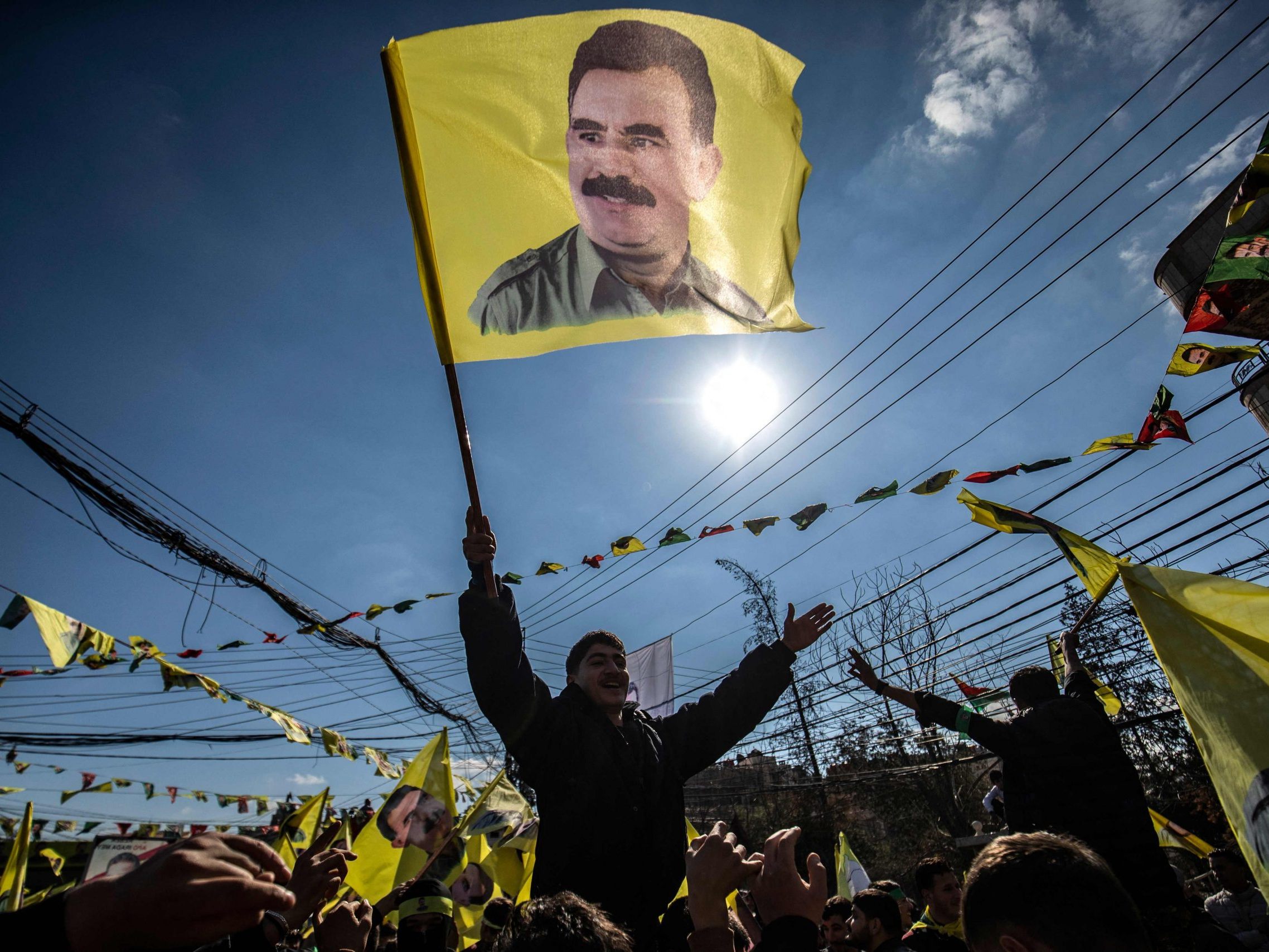 Die verbotene Arbeiterpartei Kurdistans (PKK) hat einem Bericht zufolge ihre Auflösung und das Ende ihres jahrzehntelangen bewaffneten Kampfes gegen den türkischen Staat verkündet. Die verbotene Arbeiterpartei Kurdistans (PKK) hat einem Bericht zufolge ihre Auflösung und das Ende ihres jahrzehntelangen bewaffneten Kampfes gegen den türkischen Staat verkündet.