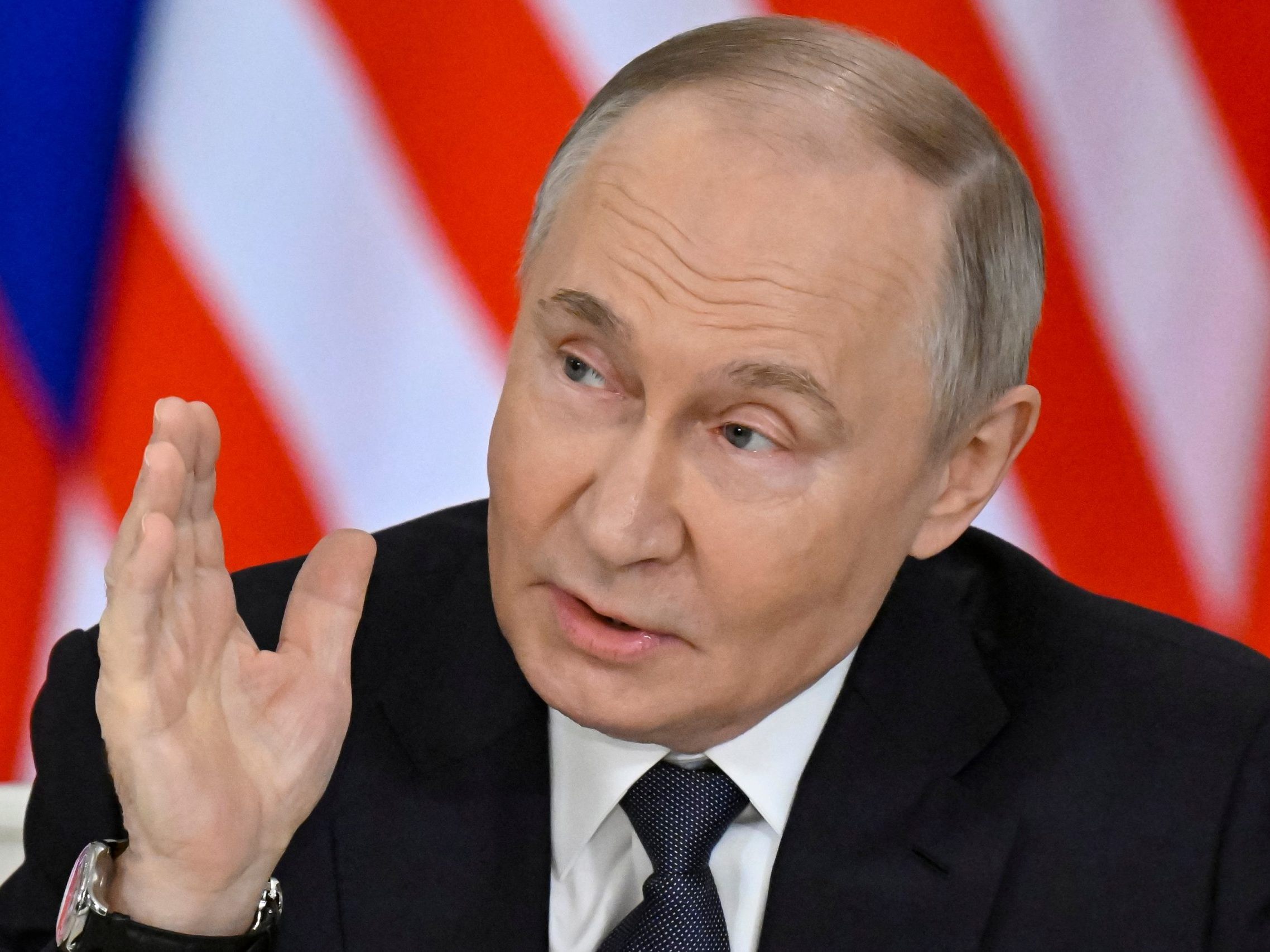 Russlands Präsident Wladimir Putin soll politisch isoliert und extrem abgesichert sein. Russlands Präsident Wladimir Putin soll politisch isoliert und extrem abgesichert sein.