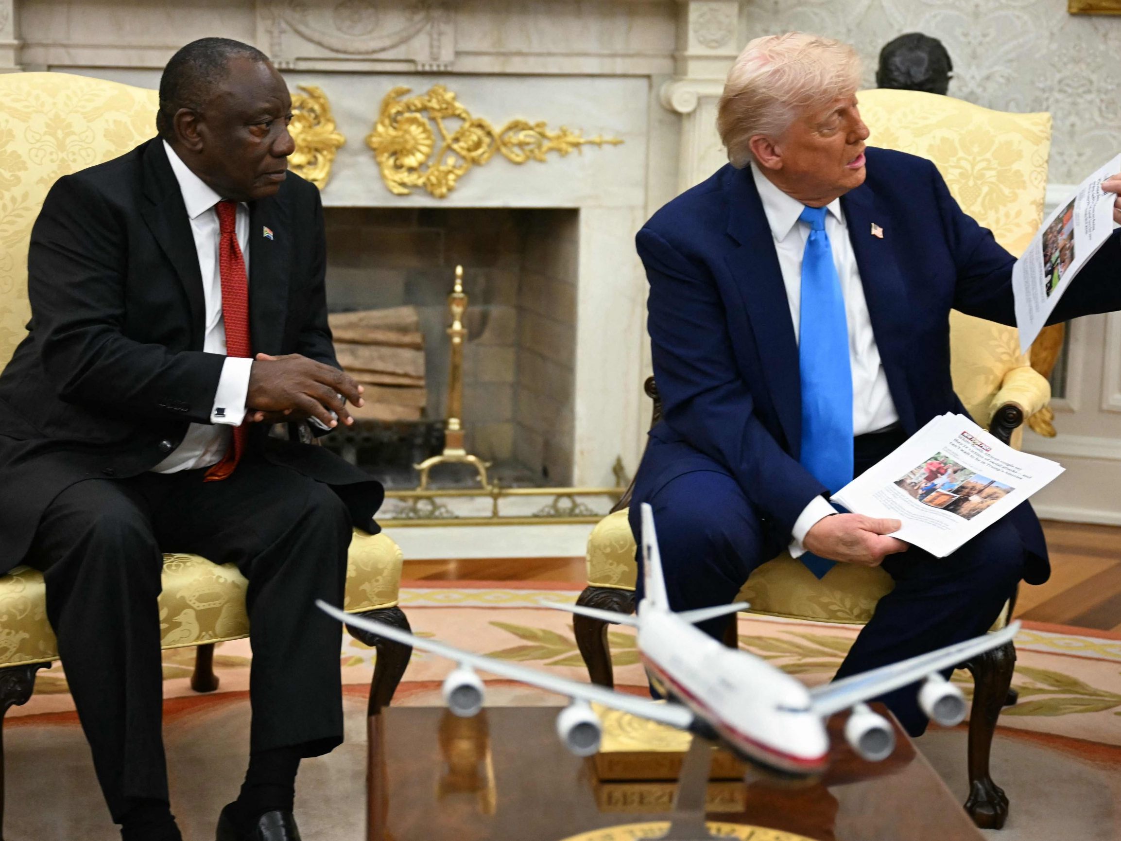 Beim Besuch des südafrikanischen Präsidenten Cyril Ramaphosa im Weißen Haus hat US-Präsident Donald Trump seinen Amtskollegen öffentlich vorgeführt.