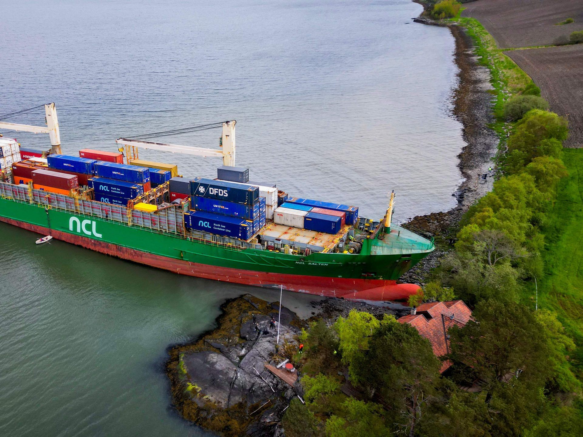 Ein Containerschiff ist im Trondheimfjord in Norwegen in ein Grundstück gerast. Ein Containerschiff ist im Trondheimfjord in Norwegen in ein Grundstück gerast.