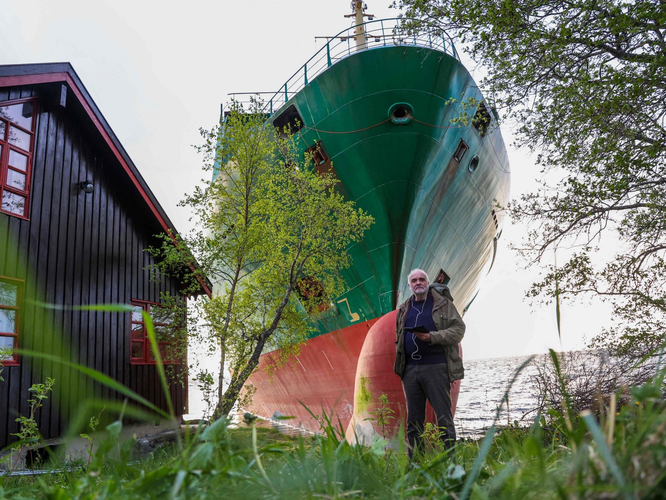 Beinahe-Katastrophe in Norwegen: Containerschiff krachte in Garten. Beinahe-Katastrophe in Norwegen: Containerschiff krachte in Garten.