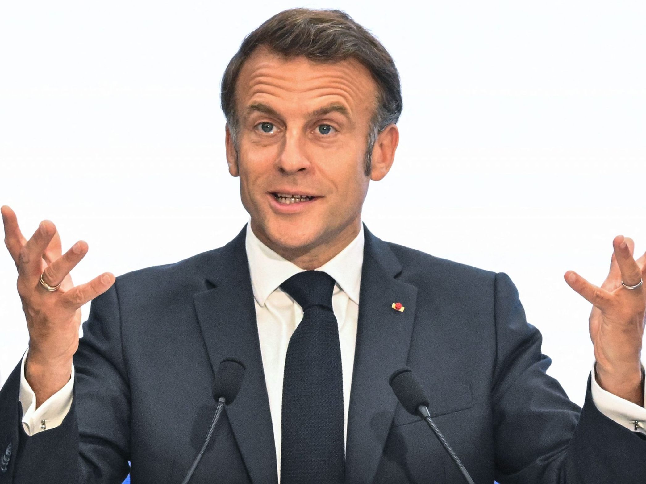 Macron verteidigt sich: Kein Streit mit Brigitte in Vietnam Macron verteidigt sich: Kein Streit mit Brigitte in Vietnam