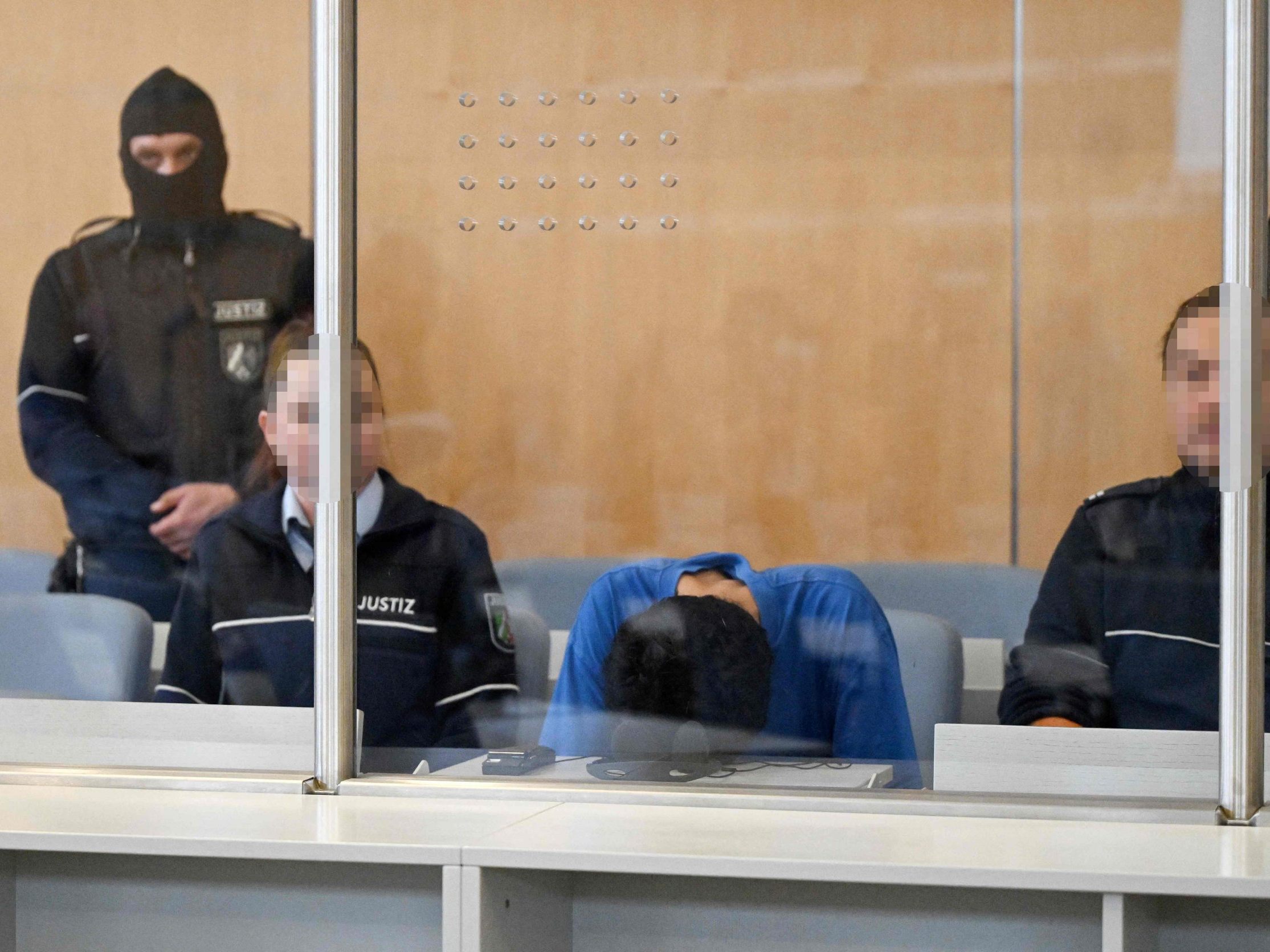 Der Angeklagte hat die Messerattacke mit drei Toten in Solingen gestanden.