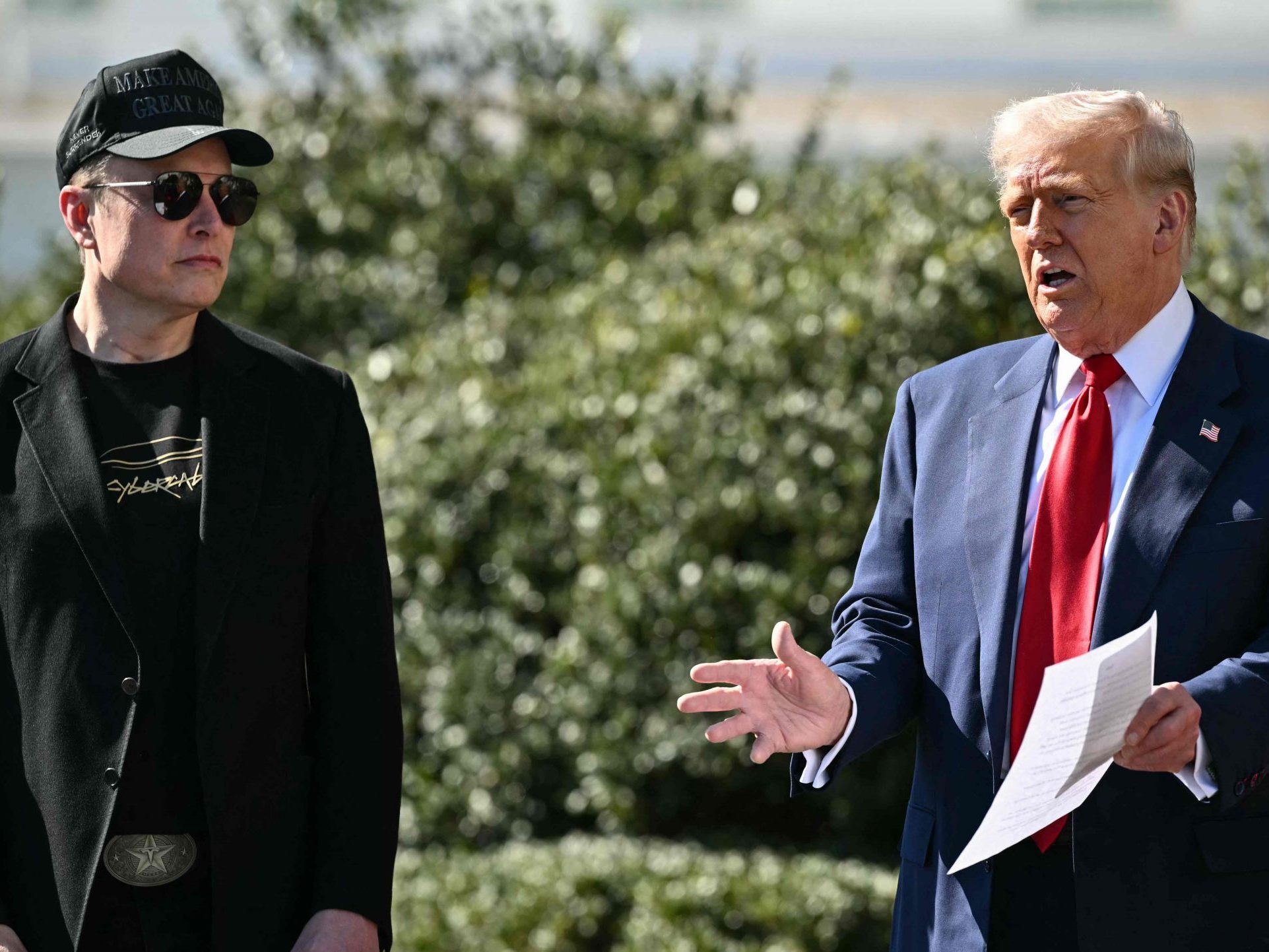 Trump bedankte sich am Freitag bei Elon Musk für seine Arbeit Trump bedankte sich am Freitag bei Elon Musk für seine Arbeit