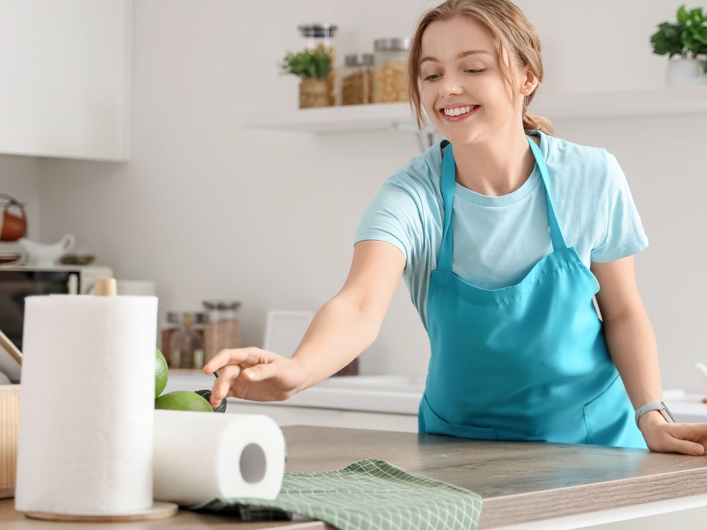 Küchenrolle ist praktisch, aber nicht immer ideal: Ceranfeld, Bildschirm und Lebensmittel sollten besser ohne sie gereinigt werden. Küchenrolle ist praktisch, aber nicht immer ideal: Ceranfeld, Bildschirm und Lebensmittel sollten besser ohne sie gereinigt werden.