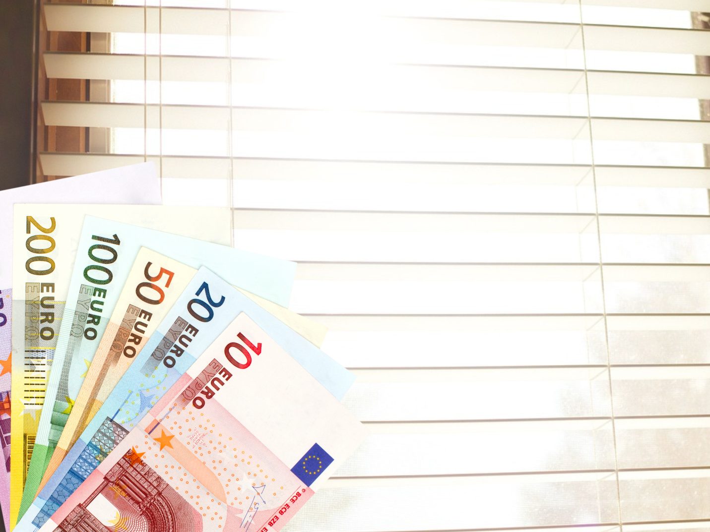 Bis zu 50 % Kostenübernahme gibt es in Wien für einen effektiven Hitzeschutz durch Rollläden und Jalousien.