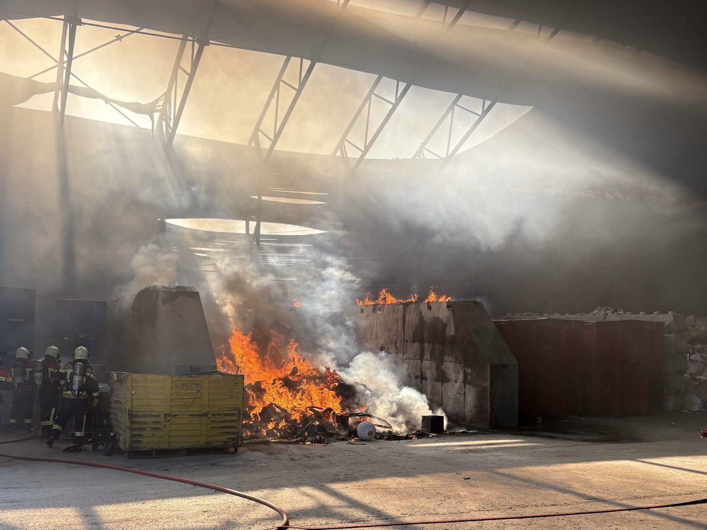 Feuerwehr löscht Brand in Halle – hoher Sachschaden. Feuerwehr löscht Brand in Halle – hoher Sachschaden.