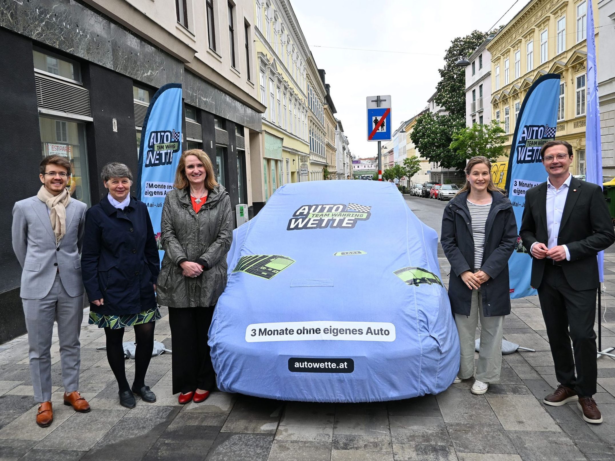 Von links nach rechts: Wett-Teilnehmer Henrik Sulz, Bezirksvorsteherin Silvia Nossek, Wett-Teilnehmerin Teresa Andessner, Wiener-Linien-Geschäftsführerin Petra Hums, und Gemeinderat Michael Trinko.