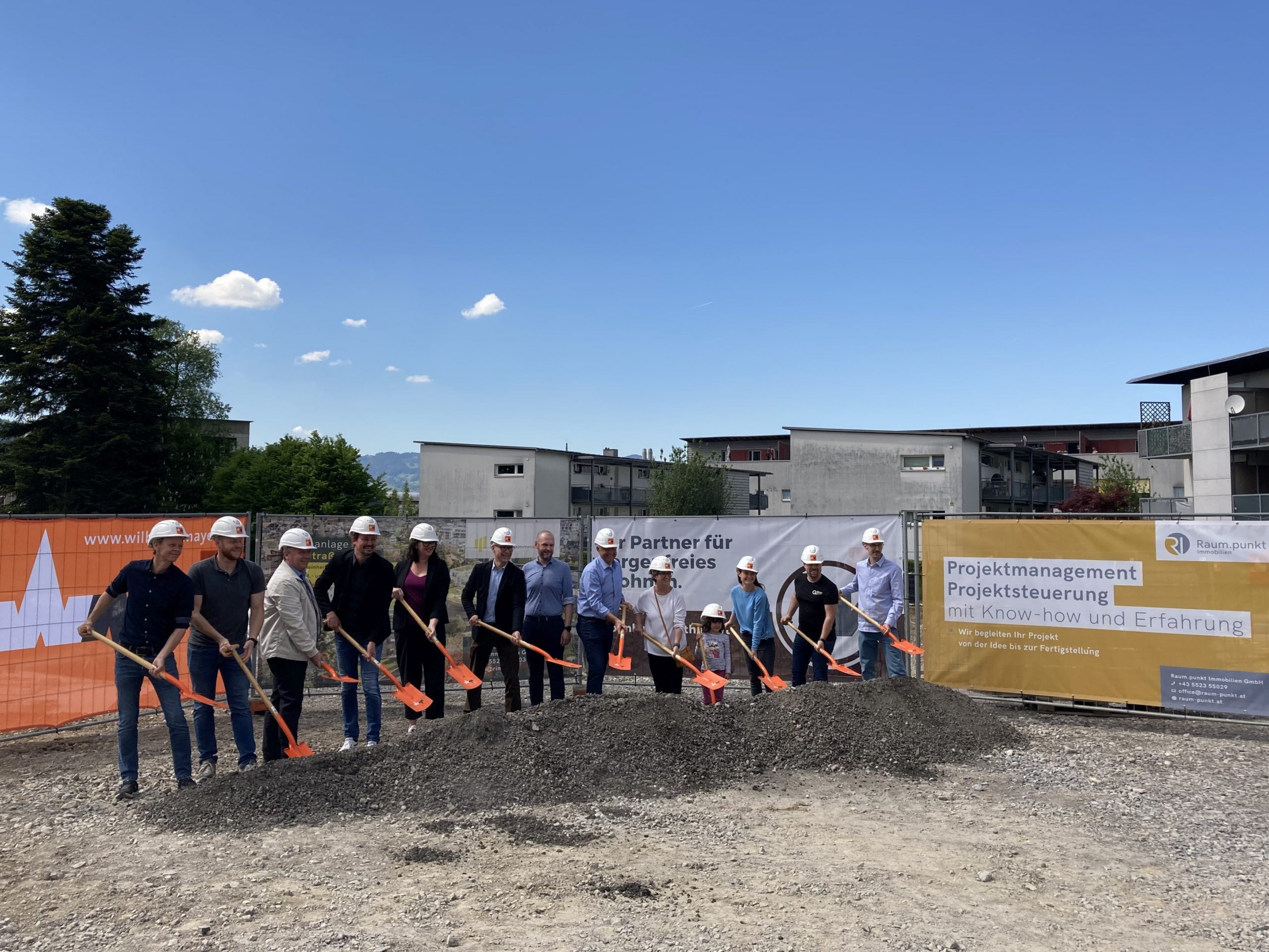 Den traditionellen Spatenstich für die Wohnanlage Ringstraße in Götzis feierten die Partnerunternehmen BMU Immobilienprojektentwicklung, die Wohnbauselbsthilfe gemeinsam mit Bürgermeister Manfred Böhmwalder, dem Amtsleiter Konrad Ortner und Gemeindevorständin Karin Weber. Den traditionellen Spatenstich für die Wohnanlage Ringstraße in Götzis feierten die Partnerunternehmen BMU Immobilienprojektentwicklung, die Wohnbauselbsthilfe gemeinsam mit Bürgermeister Manfred Böhmwalder, dem Amtsleiter Konrad Ortner und Gemeindevorständin Karin Weber.
