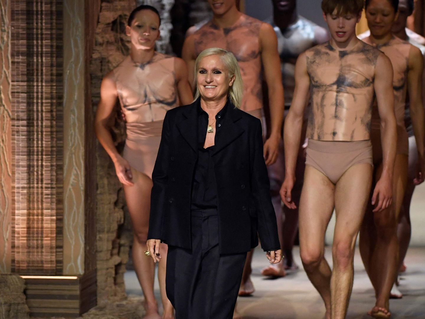 Maria Grazia Chiuri bei der Pariser Fashion Week 2023 auf dem Laufsteg. Maria Grazia Chiuri bei der Pariser Fashion Week 2023 auf dem Laufsteg.
