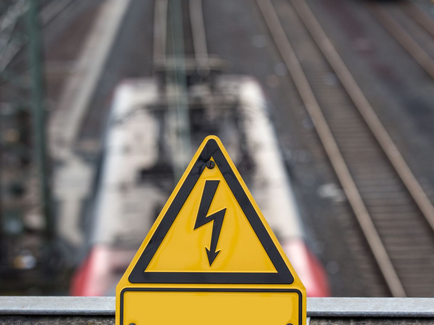 Eine Studie zeigt, dass Zugsurfen zu den gefährlichsten Hochspannungsverletzungen führt. Eine Studie zeigt, dass Zugsurfen zu den gefährlichsten Hochspannungsverletzungen führt.