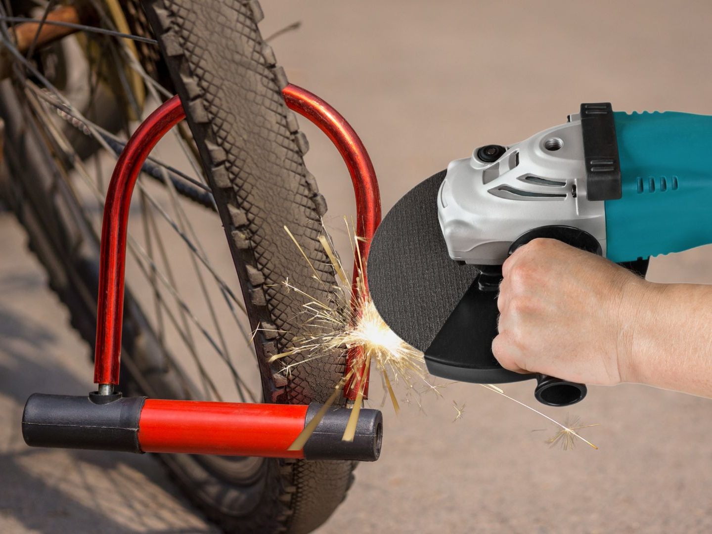Der Mann wollte das Fahrradschloss mit einem Winkelschleifer durchtrennen.