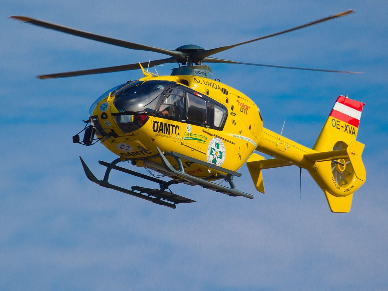 Der verletzte Senior musste mit dem "C8" ins LKH Feldkirch geflogen werden. (Symbolbild) Der verletzte Senior musste mit dem "C8" ins LKH Feldkirch geflogen werden. (Symbolbild)
