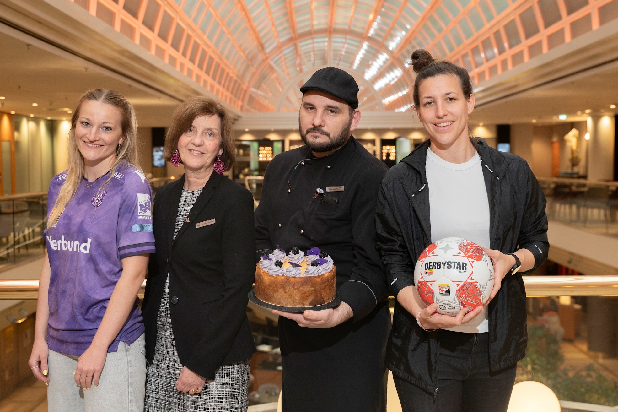 Verena Volkmer, Kapitänin der Frauen Fußballmannschaft von Austria Wien, Angelika Mayr-Horngacher, Director of Sales & Marketing Vienna Marriott Hotel, Marriott Chef Patissier Gilles Guillot und Lisa Makas, Sportliche Leiterin der Frauen Fußballmannschaft von Austria Wien.