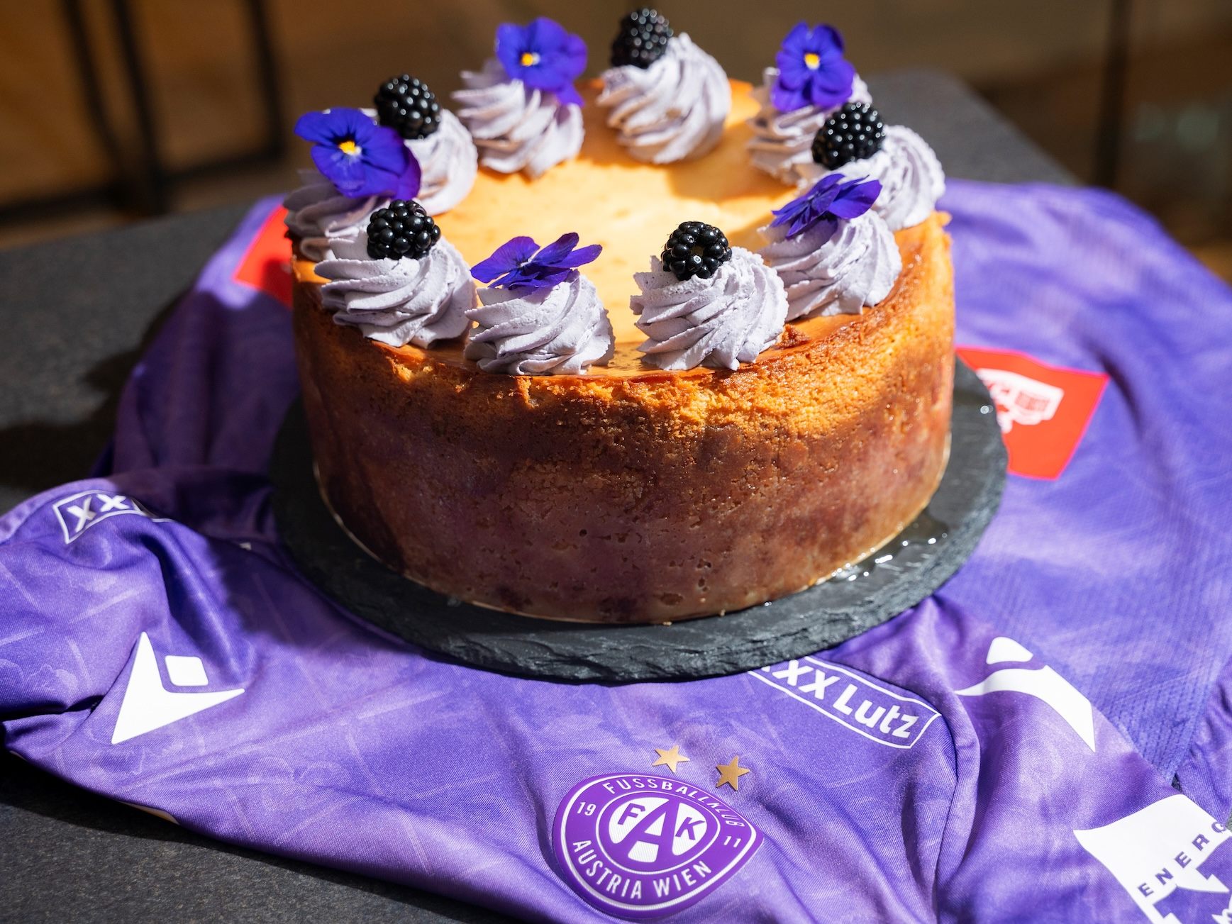 Beim Cheesecake Tasting im Vienna Marriott Hotel gibt es einen Veilchen Cheesecake der Wiener Austria.