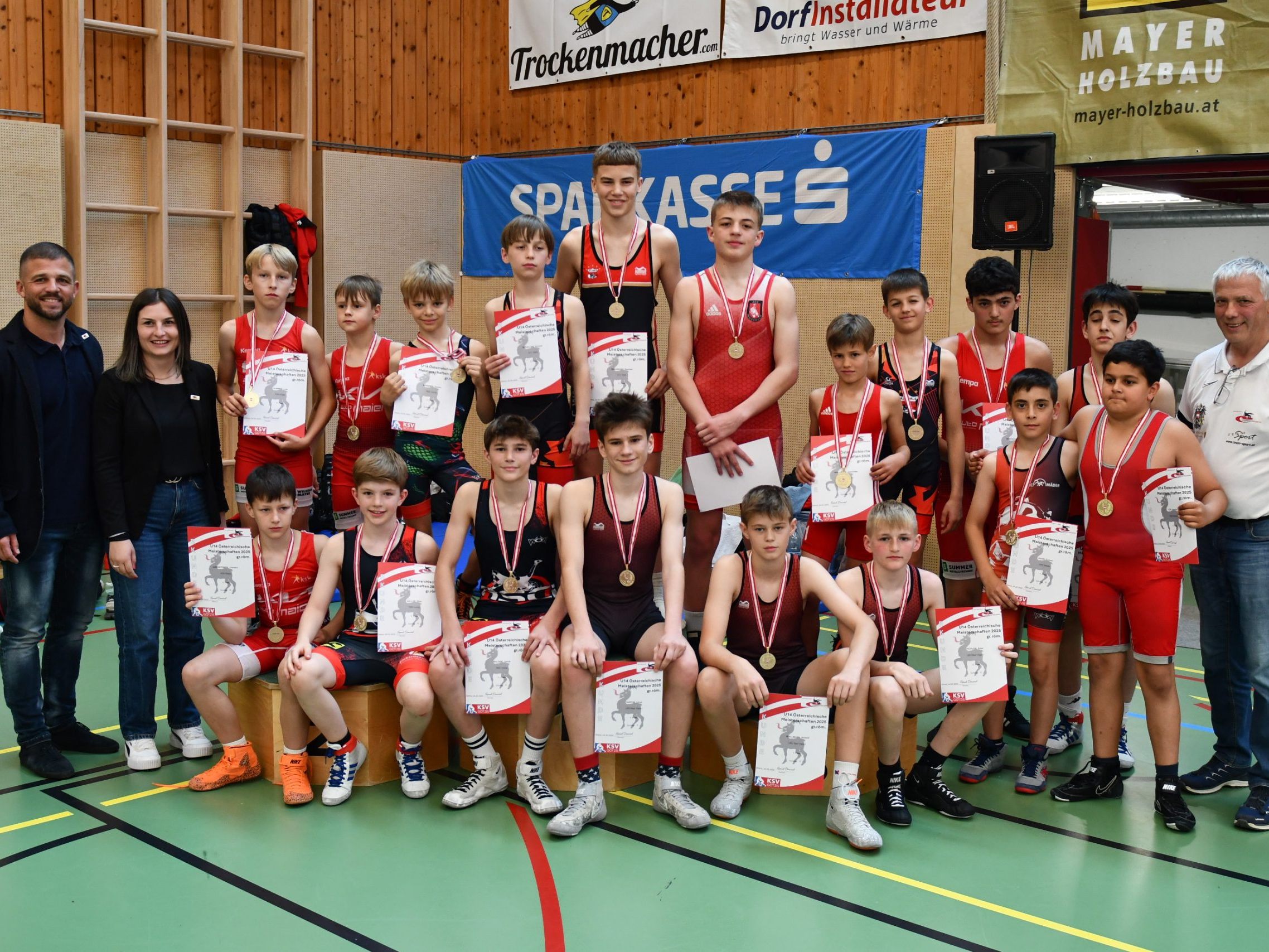 Die Sieger der österr. Schülermeisterschaft in Götzis mit den Funktionären des ÖARV