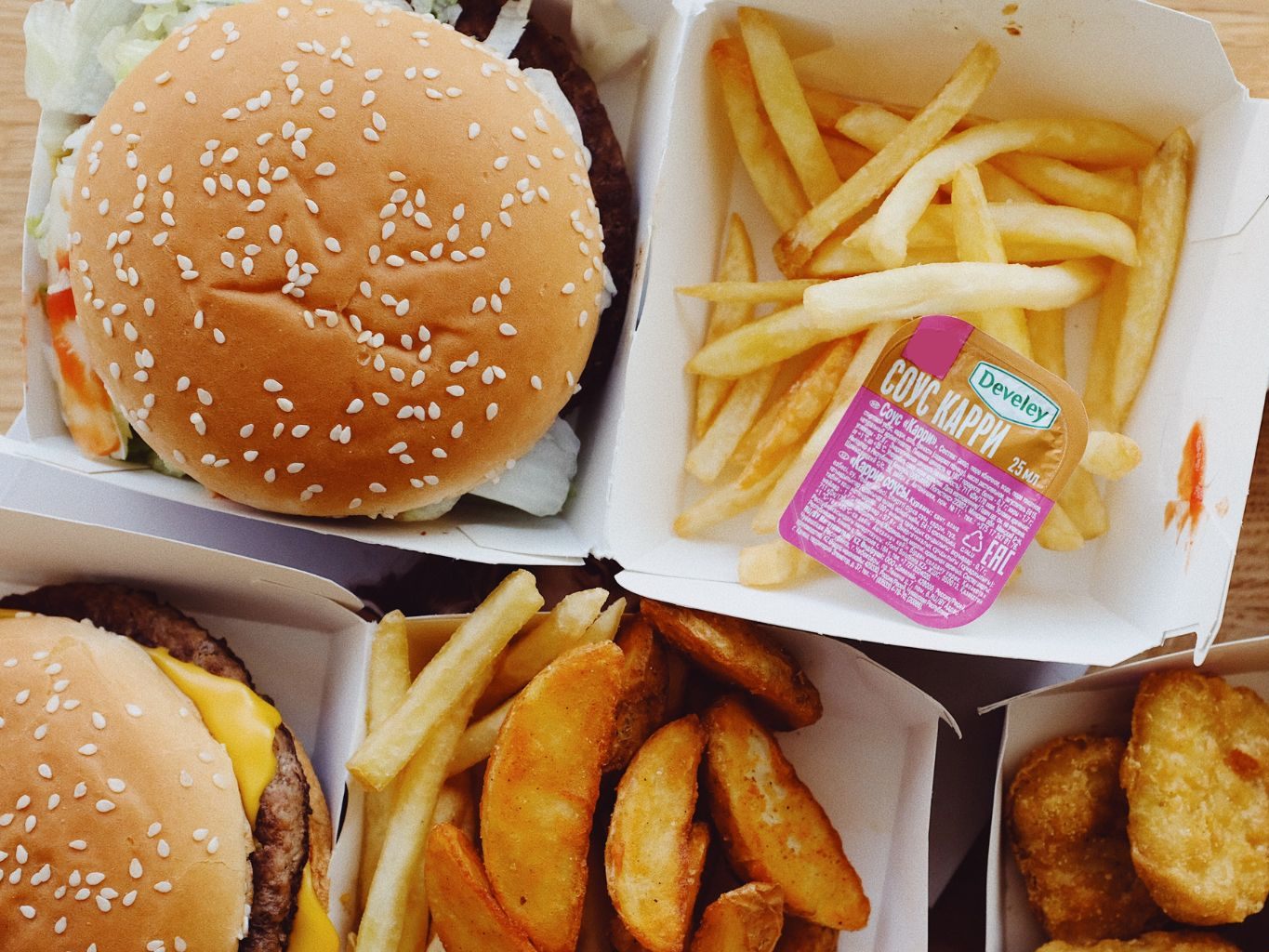 Fast Food kann nicht nur die physische sondern auch psychische Gesundheit beeinflussen. Fast Food kann nicht nur die physische sondern auch psychische Gesundheit beeinflussen.