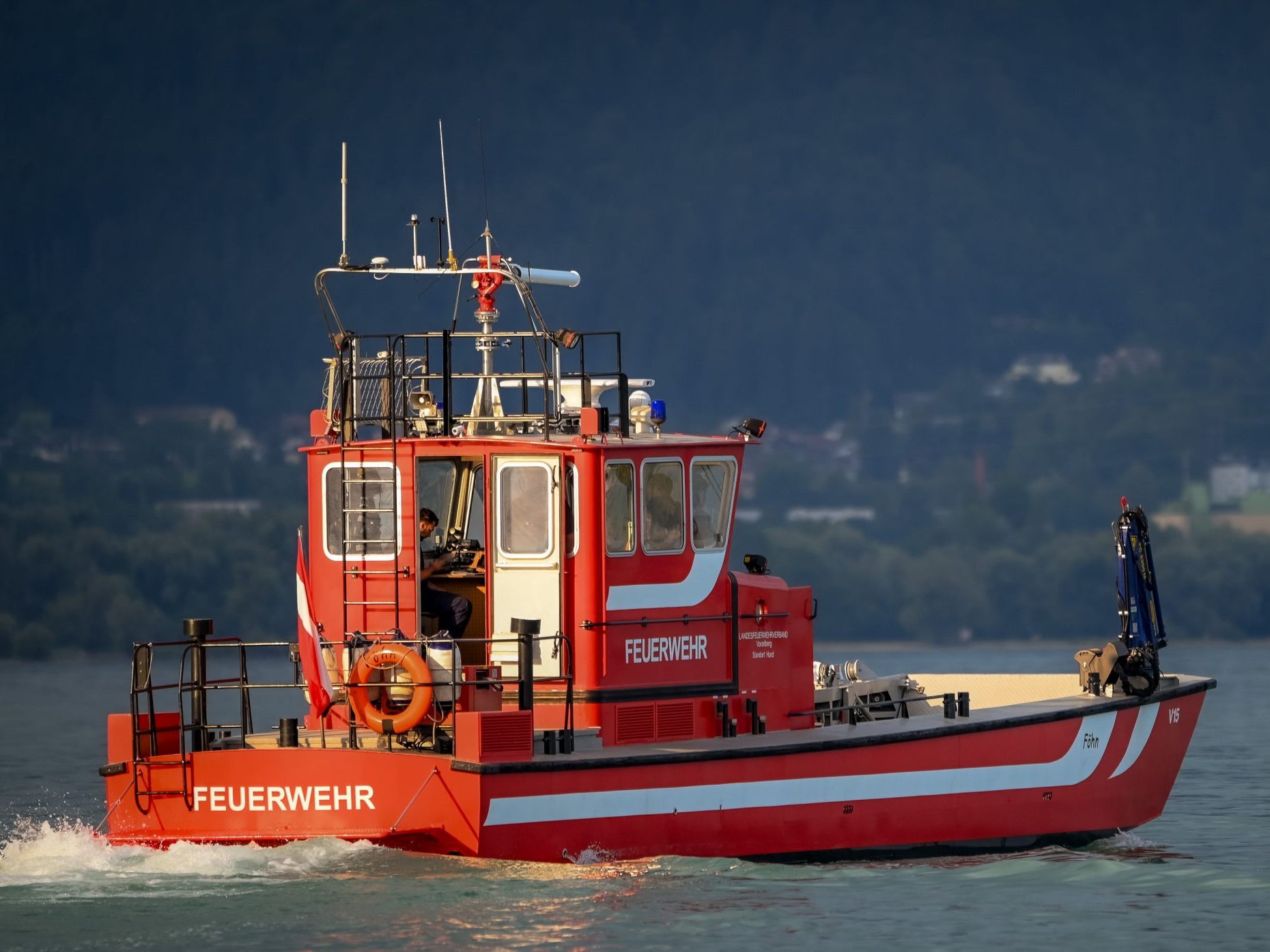 Internationale Einsatzkräfte trainieren in Hard am Bodensee den Ernstfall: Eine Ölunfall-Simulation soll die grenzüberschreitende Zusammenarbeit stärken.