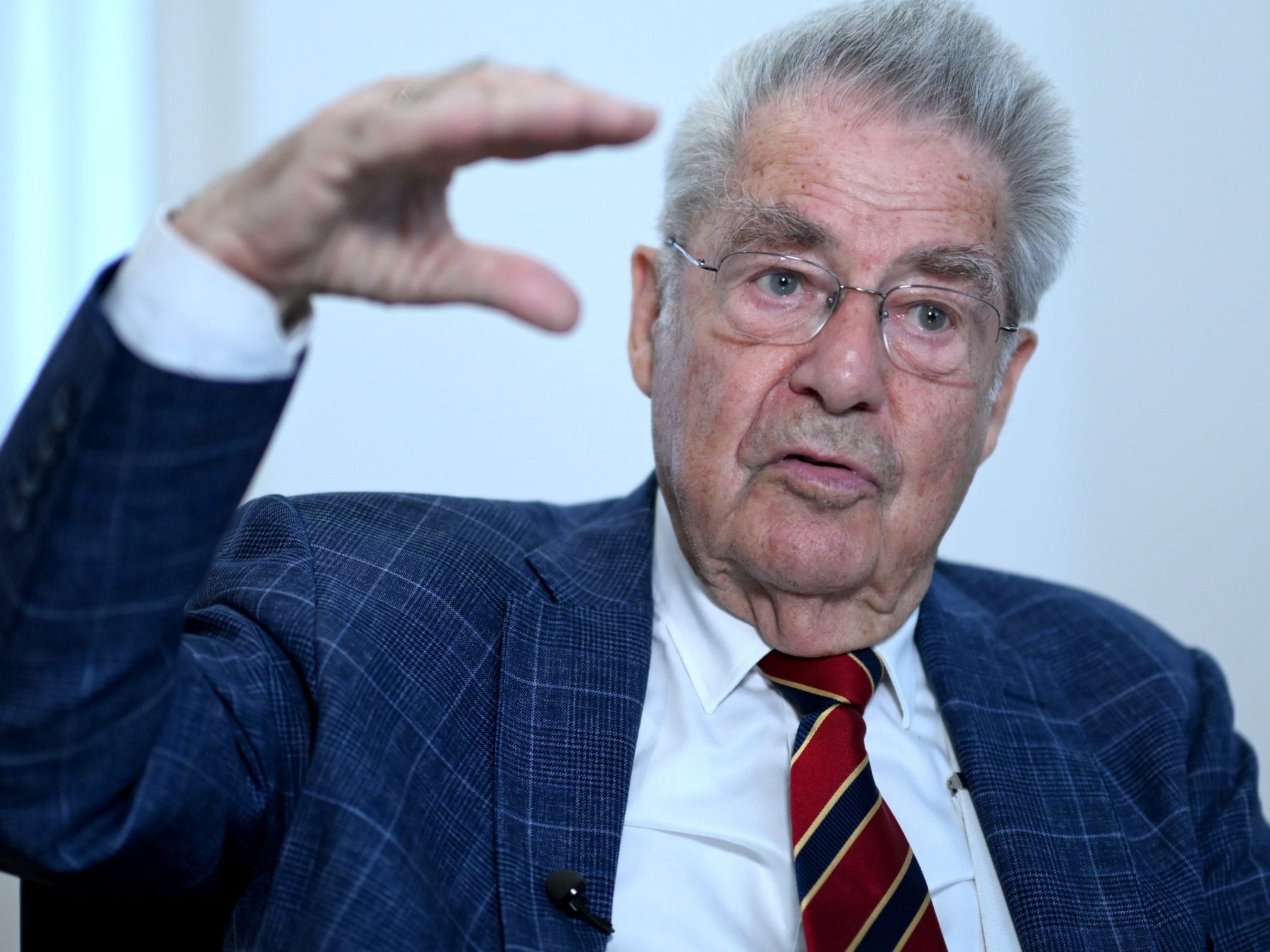 Fischer sieht in Verzicht auf Neutralität auch großen Prestigeverlust. Fischer sieht in Verzicht auf Neutralität auch großen Prestigeverlust.