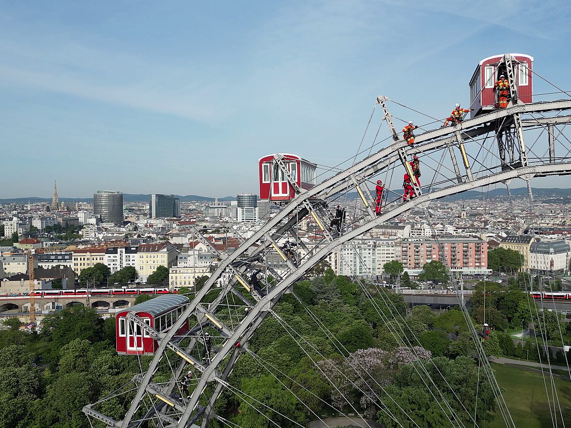 Eine Fortbildung in luftiger Höhe gab es am Mittwochmorgen im Wiener Prater. Eine Fortbildung in luftiger Höhe gab es am Mittwochmorgen im Wiener Prater.