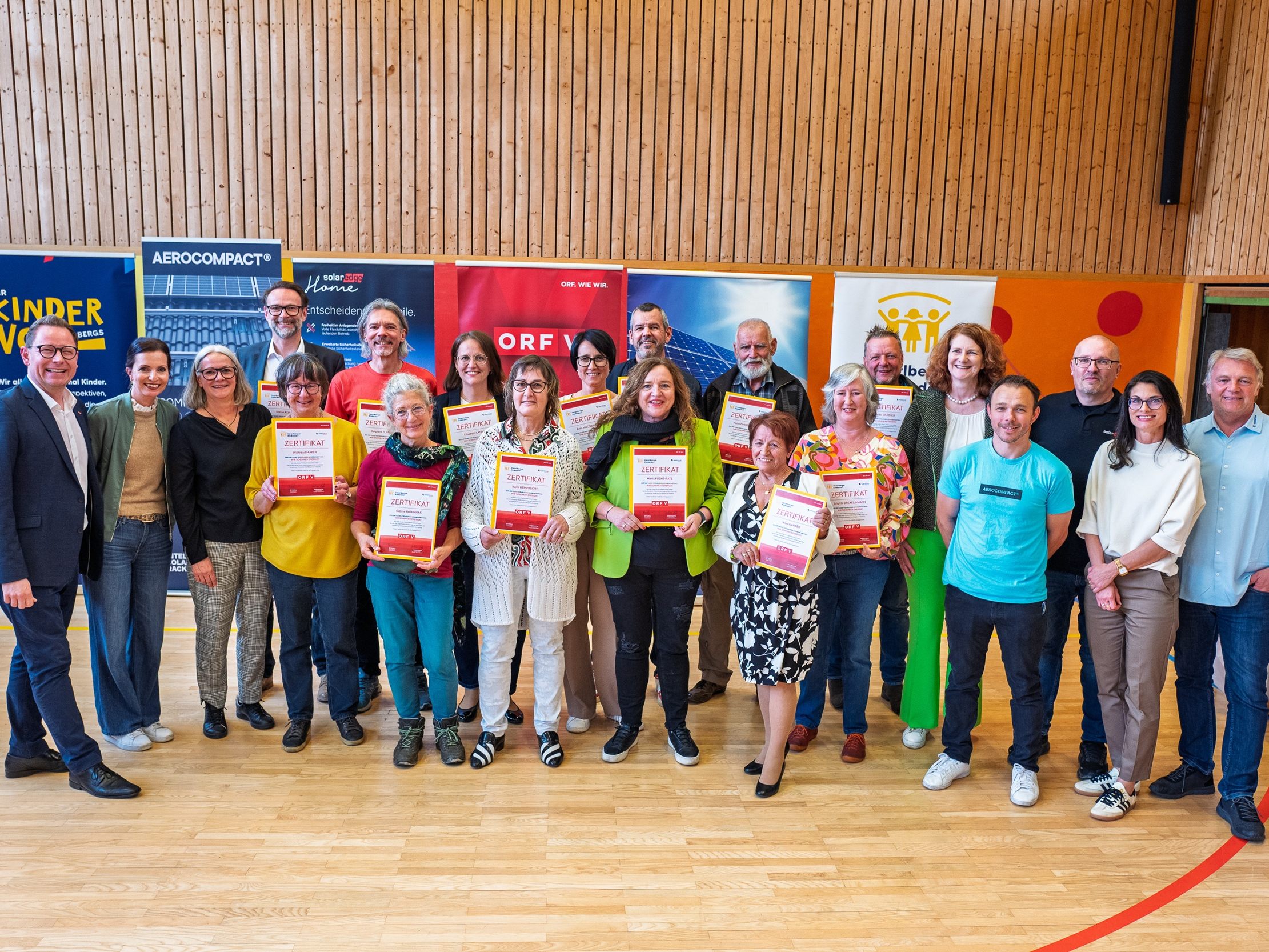 Vorarlbergs Photovoltaik-Marktführer Hansesun und der ORF Vorarlberg realisierten mit der Gewinnspiel-Aktion „Sonnemonat Mai“ die sechste PV-Anlage für das Vorarlberger Kinderdorf. Im Bild die glücklichen Gewinnerinnen und Gewinner sowie die Sponsoren der Initiative.