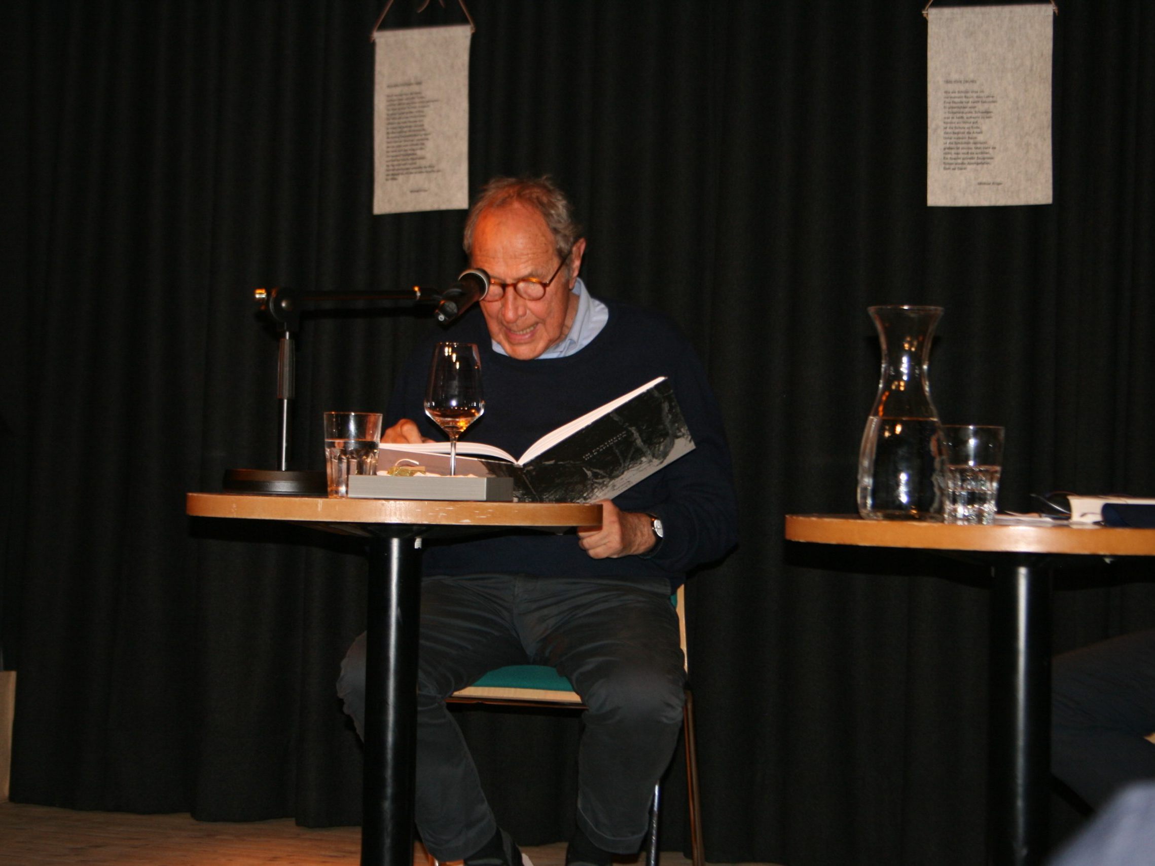 Der deutsche Schriftsteller und Dichter Michael Krüger las im kulturverein bahnhof Andelsbuch. Der deutsche Schriftsteller und Dichter Michael Krüger las im kulturverein bahnhof Andelsbuch.