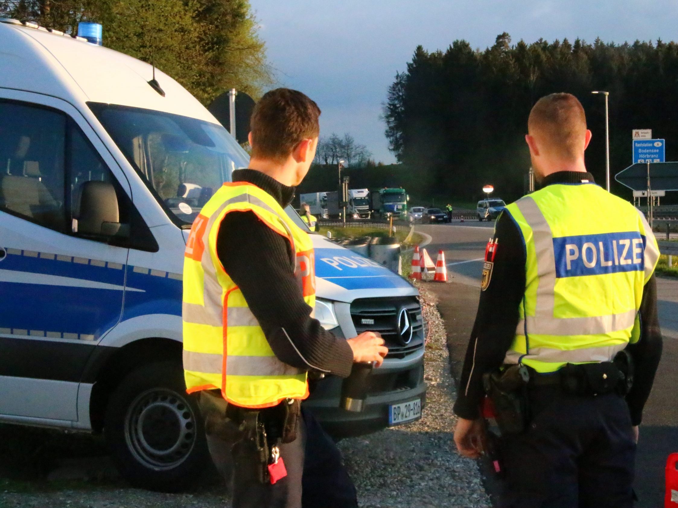Grenzpolizei stoppt nicht zugelassenen Wagen aus Österreich. (Symbolbild)