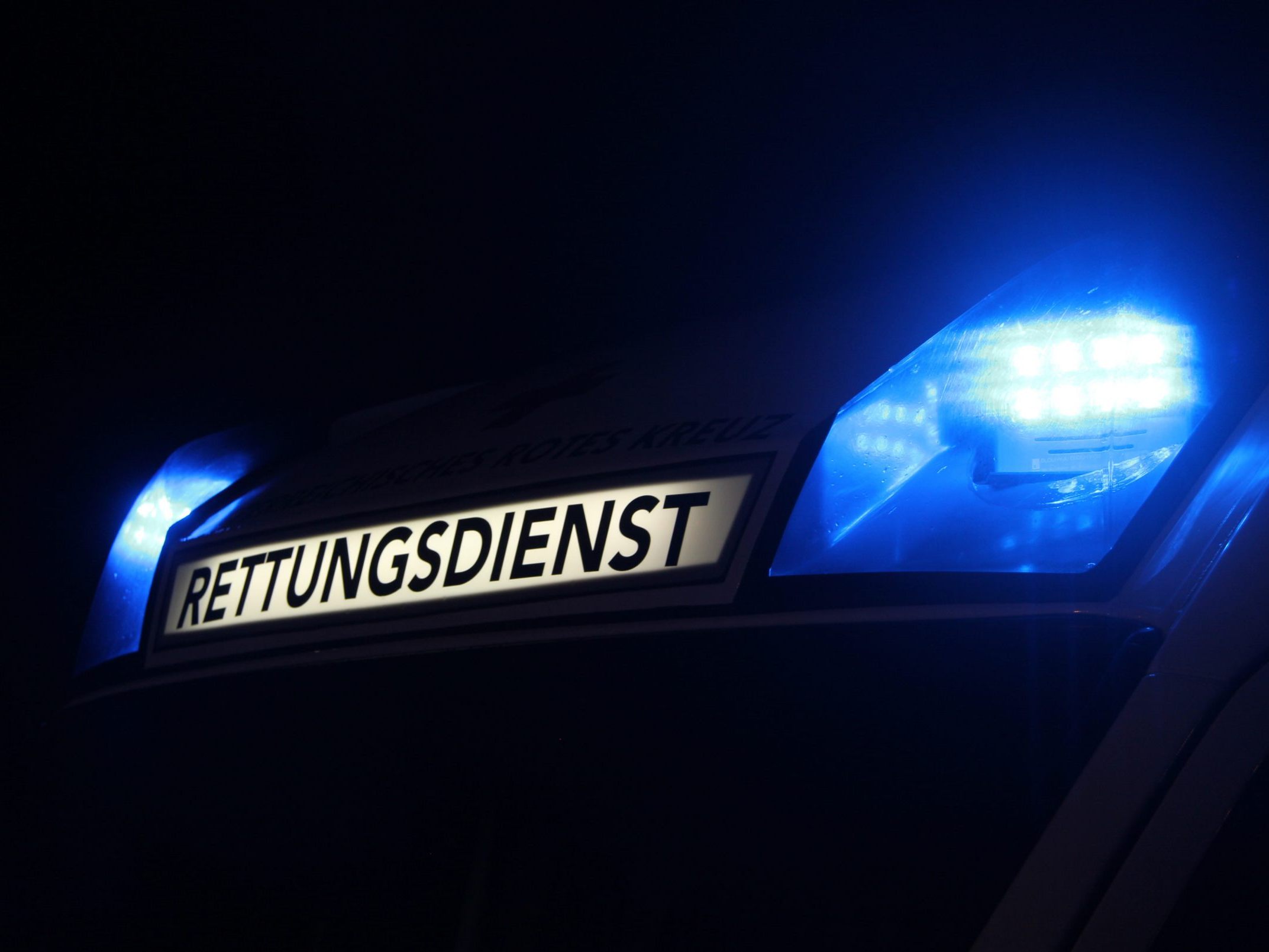 7. Verletzter bei nächtlichem Sturz – Eisenhenkel durchdringt Wange