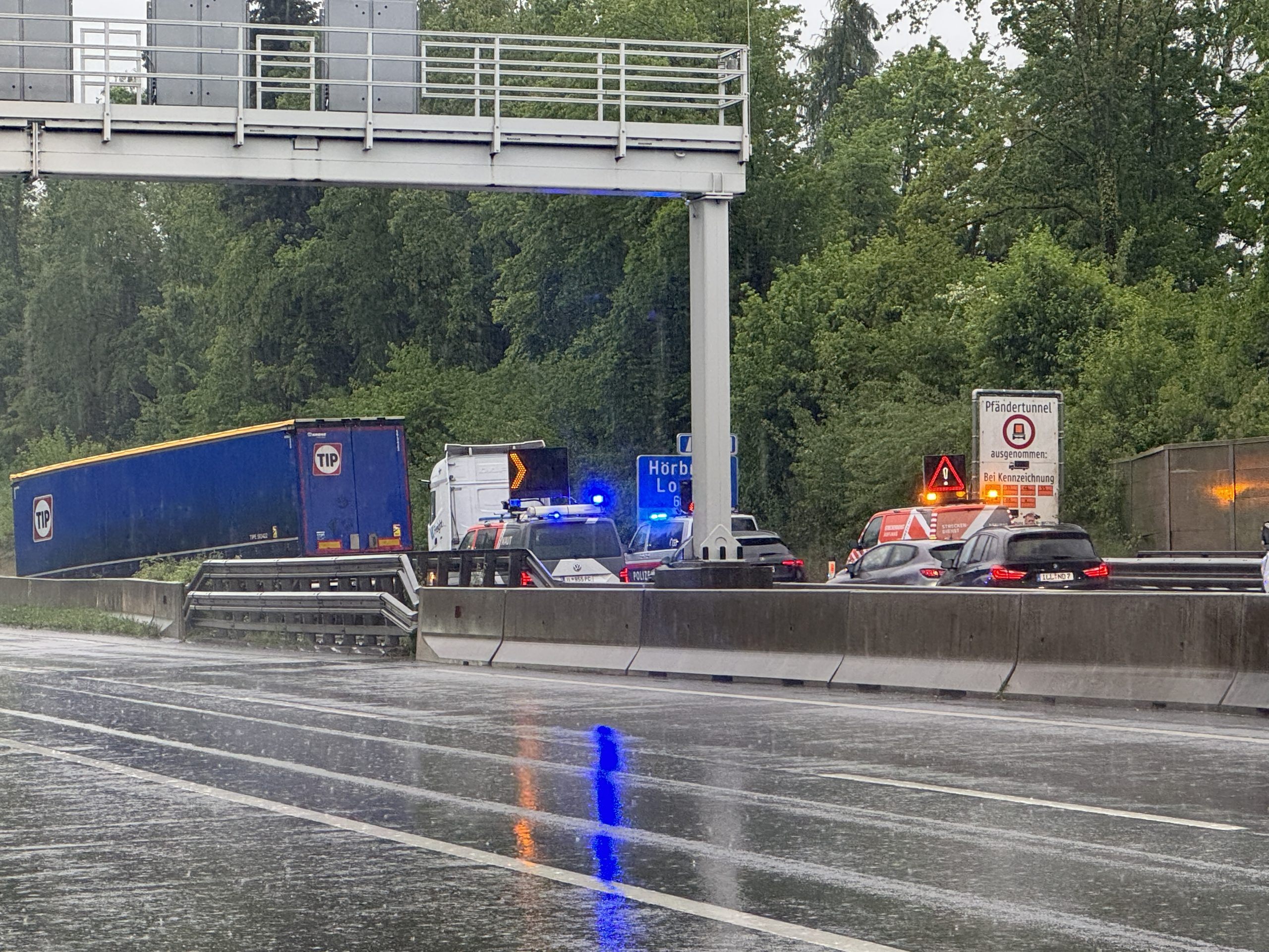 Ein Sattelanhänger löste sich am Montagmorgen und sorgte für Verkehrschaos Ein Sattelanhänger löste sich am Montagmorgen und sorgte für Verkehrschaos