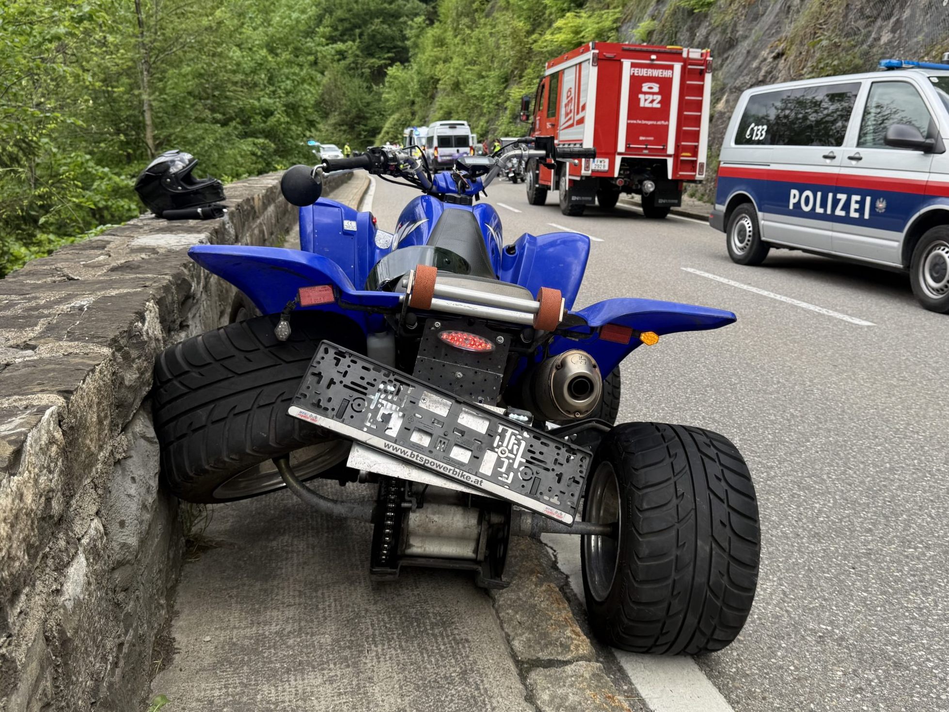 Das Quad wurde durch den Unfall augenscheinlich schwer beschädigt. Das Quad wurde durch den Unfall augenscheinlich schwer beschädigt.