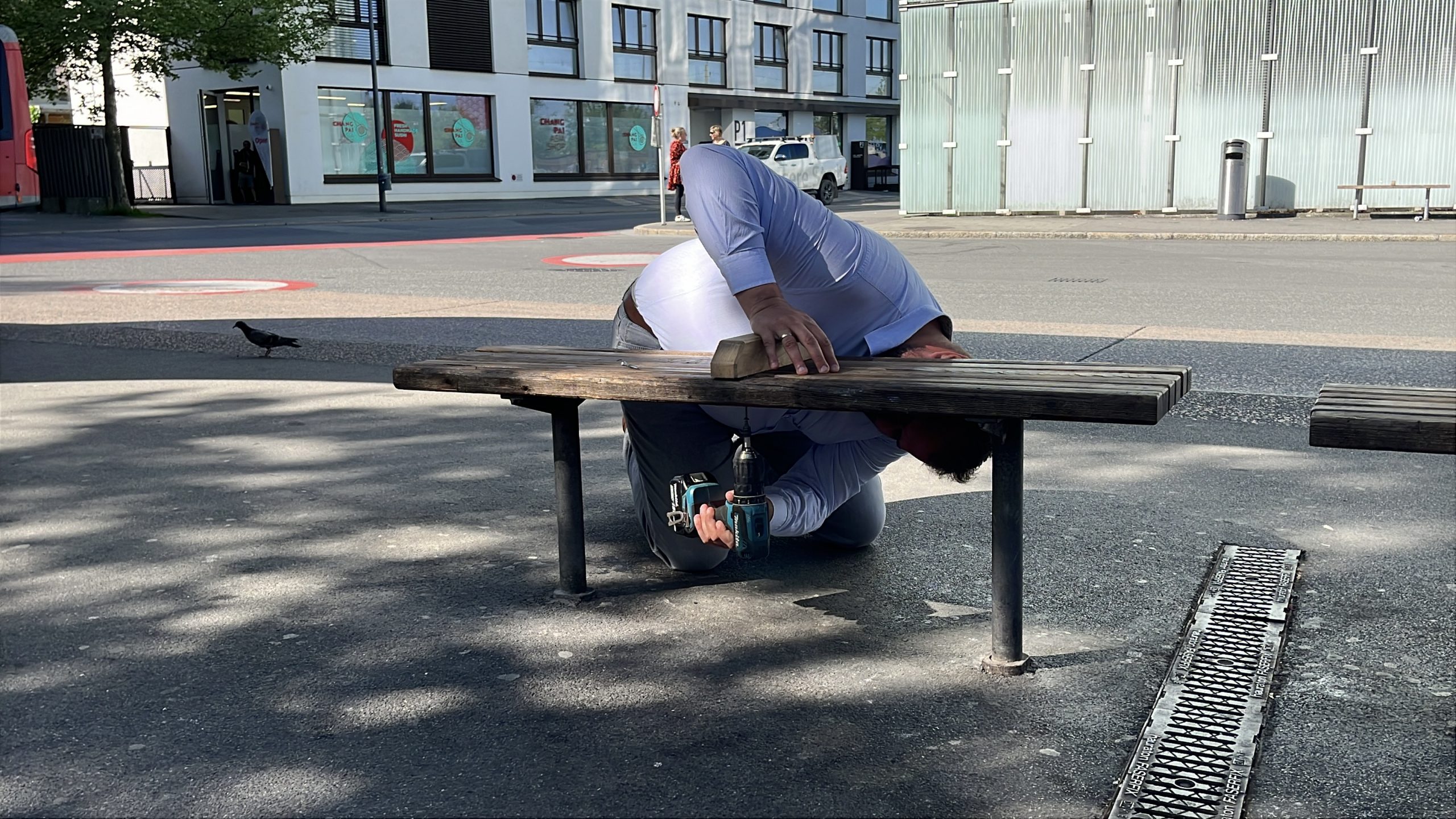Bürgermeister Markus Fäßler greift selbst zur Bohrmaschine.